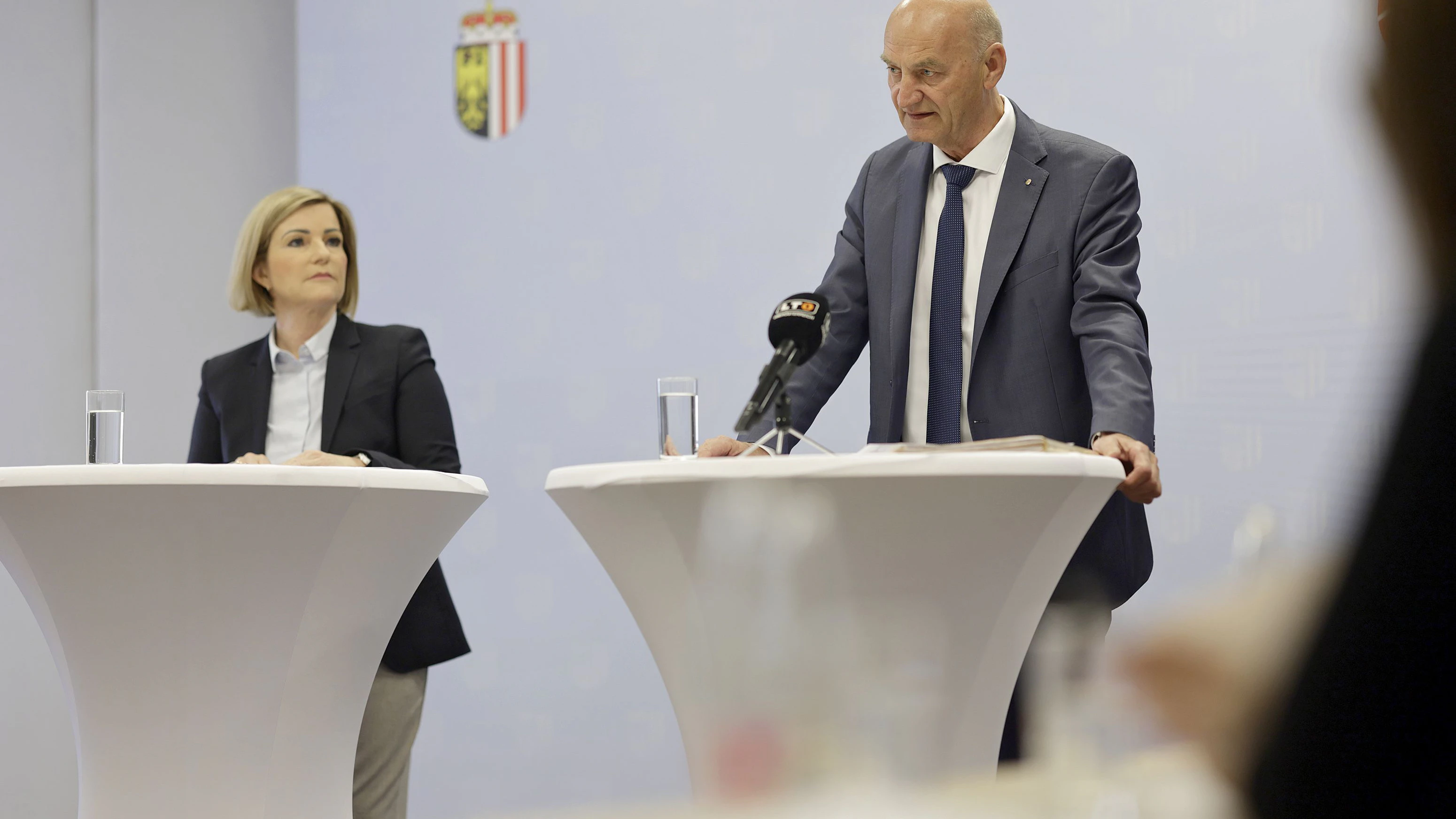 Mit dem neuen Case-Management werden gezielt arbeitsfähige Bezieher auf dem Weg aus der Sozialhilfe zurück in den Arbeitsmarkt begleitet. Landesrat Dörfel und Iris Schmidt, Landesgeschäftsführerin AMS OÖ.