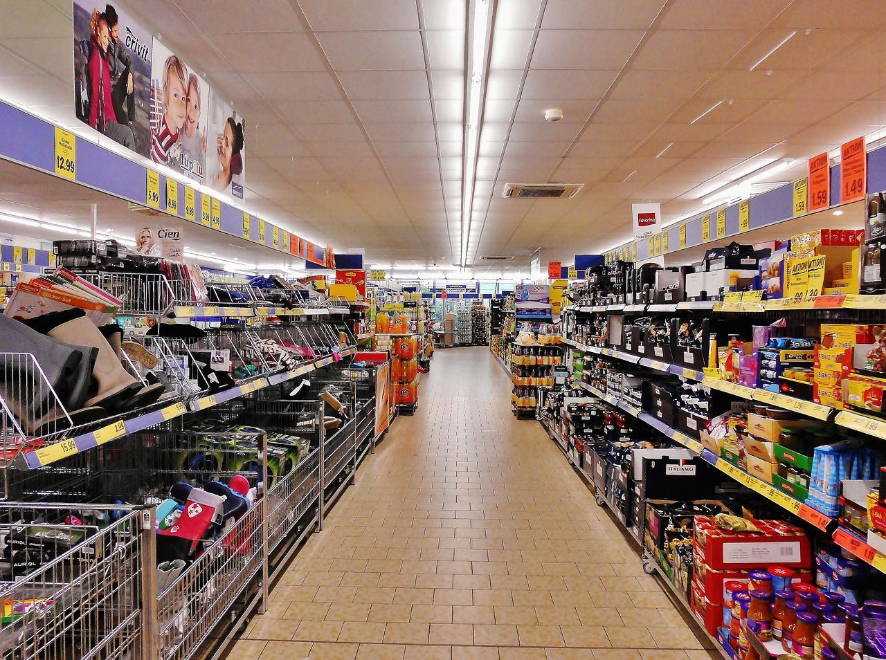 Supermarkt-Regal mit vielfältigem Sortiment