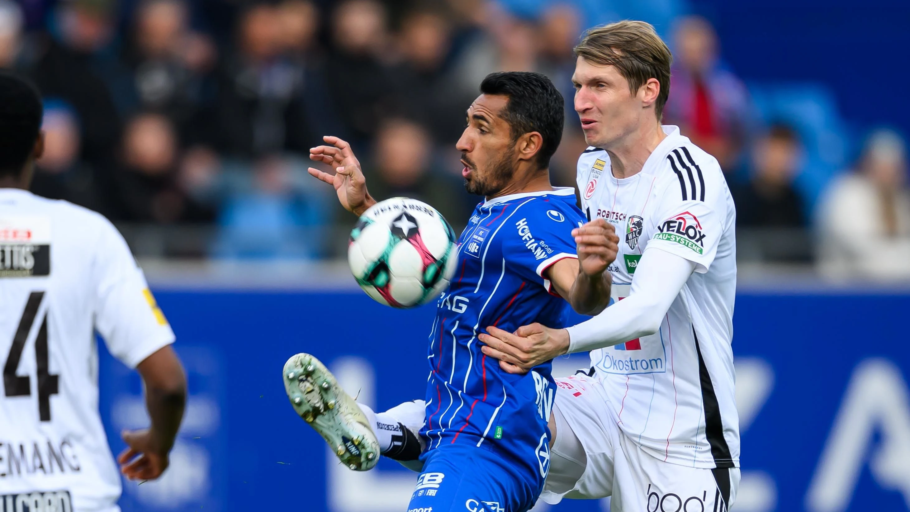 LINZ,AUSTRIA,21.APR.26 - SOCCER - ADMIRAL Bundesliga, qualification group, FC Blau Weiss Linz vs Wolfsberger AC. Image shows Ronivaldo Bernardo Sales (Linz) and Simon Piesinger (WAC). Photo: GEPA pictures/ Christian Moser