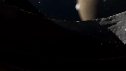 Artemis-Astronaut Reid Wiseman filmte durch das winzige Fenster der Andockluke einen spektakulären Erduntergang.