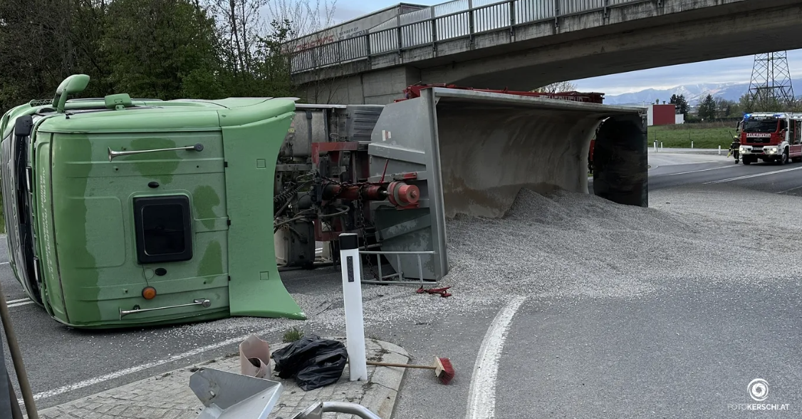 Heute.at - Schotter-Lkw umgestürzt – Straße komplett blockiert
