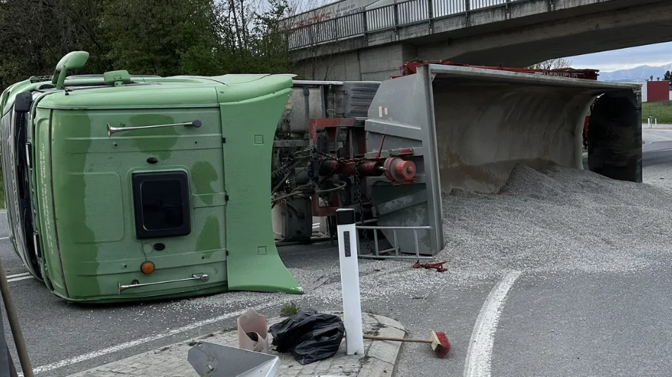 Heute.at - Schotter-Lkw umgestürzt – Straße komplett blockiert
