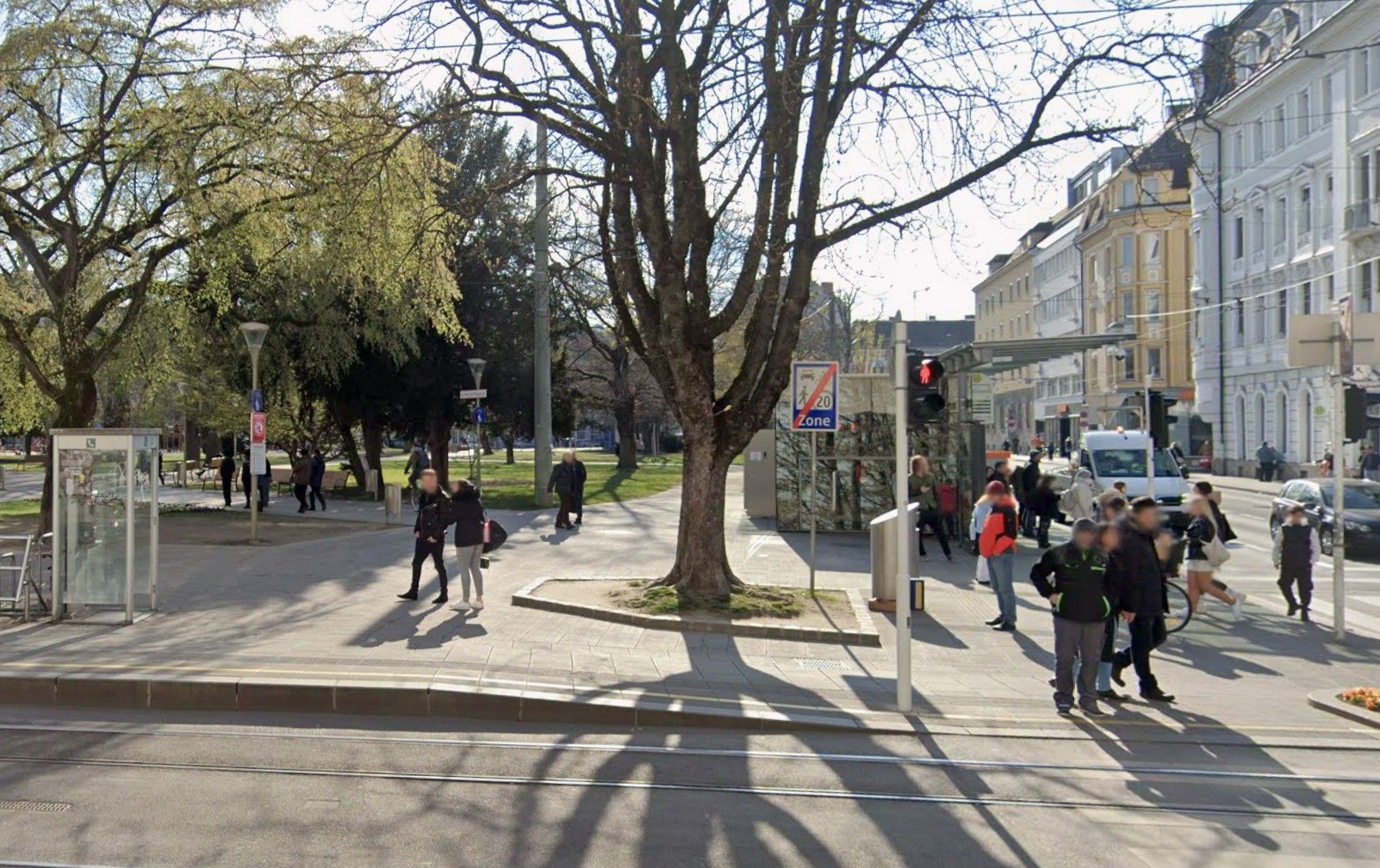 Heute.at - Mann prügelt beim Volksgarten auf Rollstuhlfahrer ein