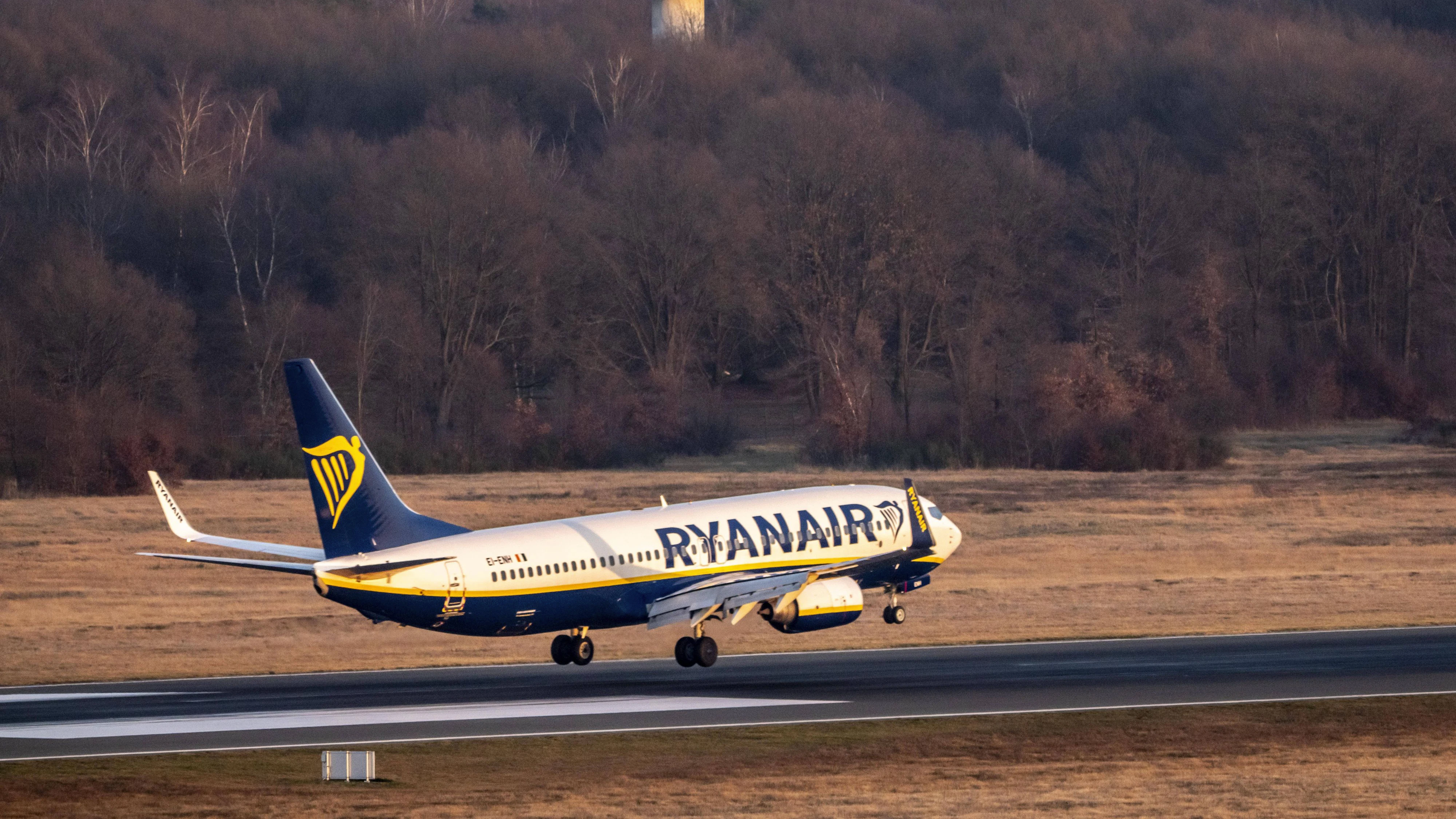 Ryanair Boeing 737 landet auf dem Flughafen Köln/Bonn, NRW, Deutschland Ryanair *** Ryanair Boeing 737 lands at Cologne Bonn Airport, NRW, Germany Ryanair
