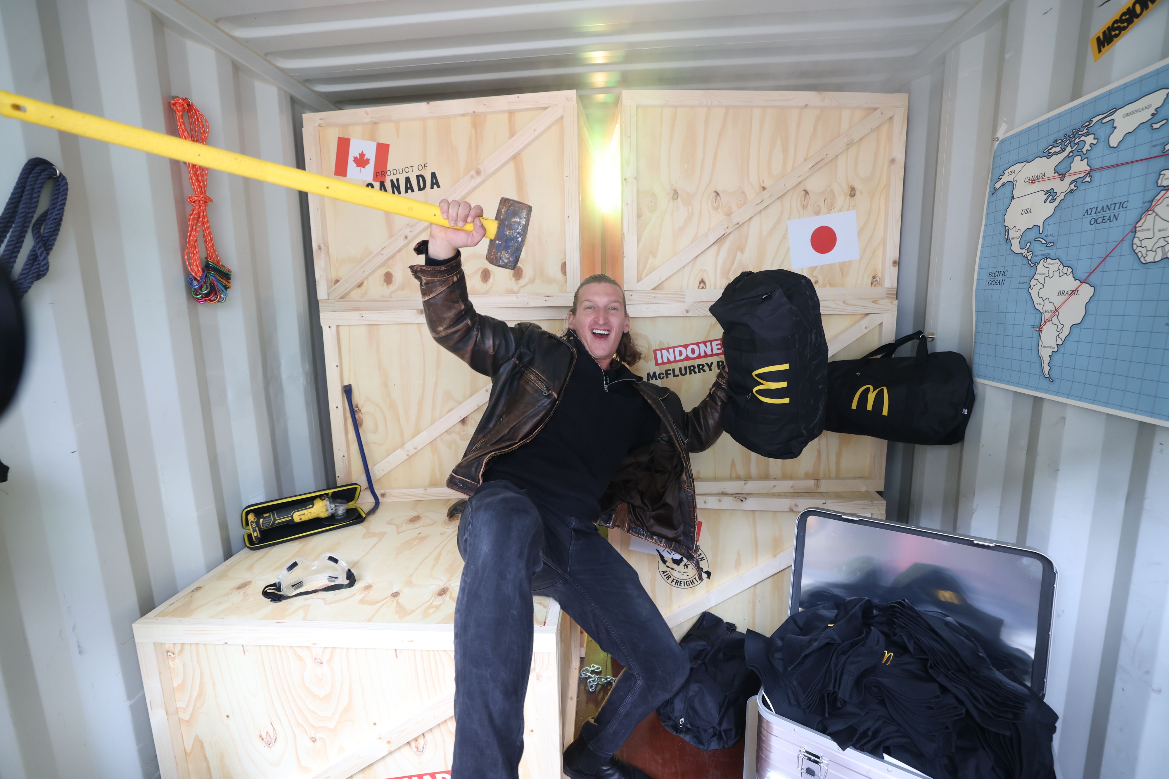 Satansbratan lüftete das Geheimnis um den Inhalt des gelben Containers.