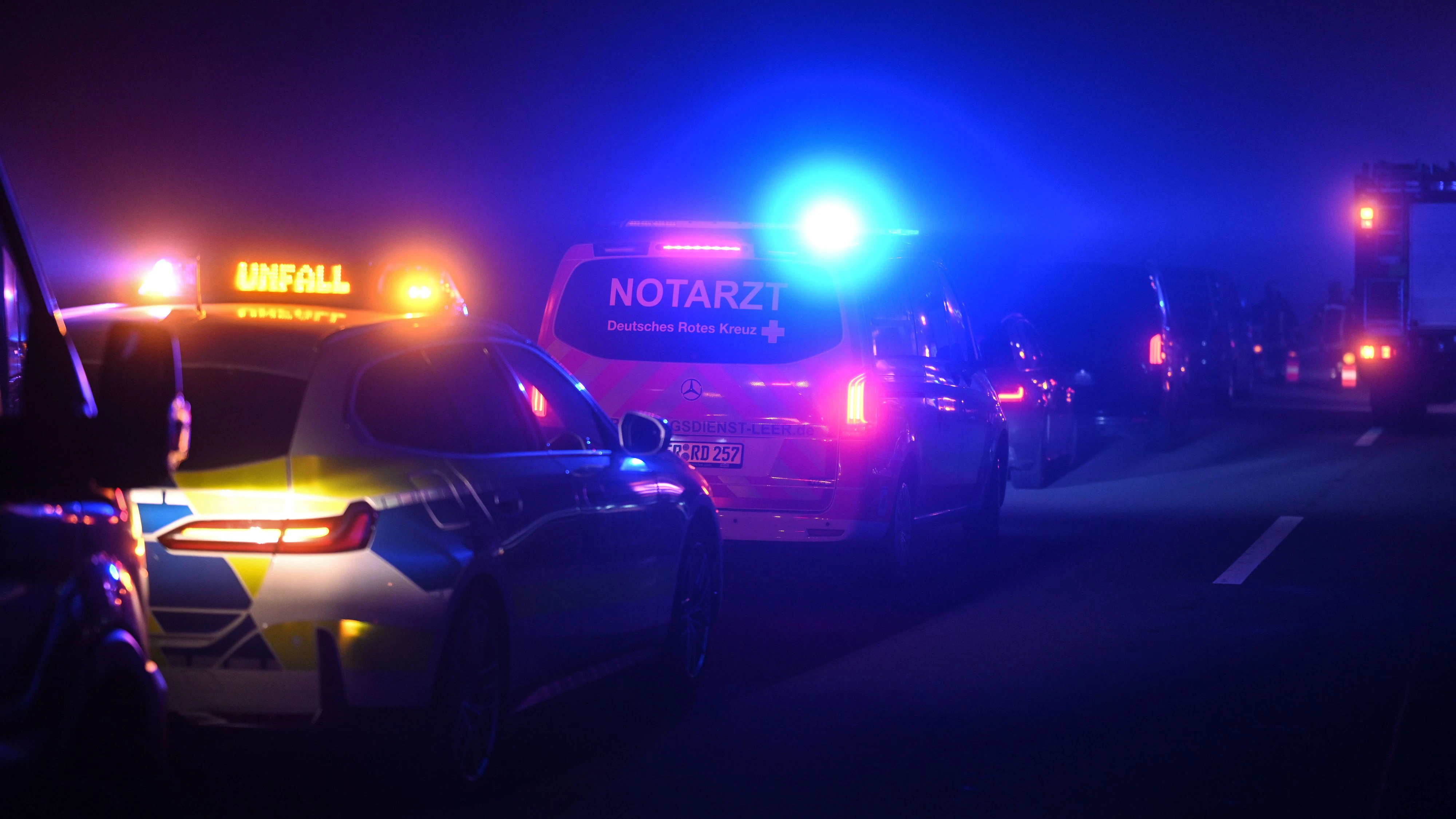 Unfall im Osterreiseverkehr auf der A31  Fahrtrichtung Bottrop voll gesperrt. Unfall im Osterreiseverkehr auf der A31 Fahrtrichtung Bottrop voll gesperrt. Mit Beginn des Osterreiseverkehrs ist es am frühen Samstagmorgen auf der A31 zwischen den Anschlussstellen Bunde und Papenburg zu einem Verkehrsunfall mit zwei beteiligten Pkw gekommen. Die Autobahn ist in Fahrtrichtung Bottrop/Ruhrgebiet derzeit voll gesperrt. Zwei Personen wurden verletzt. Sie mussten nicht durch die Feuerwehr aus den Fahrzeugen befreit werden, sondern wurden jeweils durch den Rettungsdienst notärztlich versorgt und anschließend in umliegende Krankenhäuser gebracht. Der Unfall ereignete sich bei Nebel und einsetzendem Reiseverkehr auf einer der wichtigsten Verkehrsader Copyright: xIMAGO/diebildwerftx