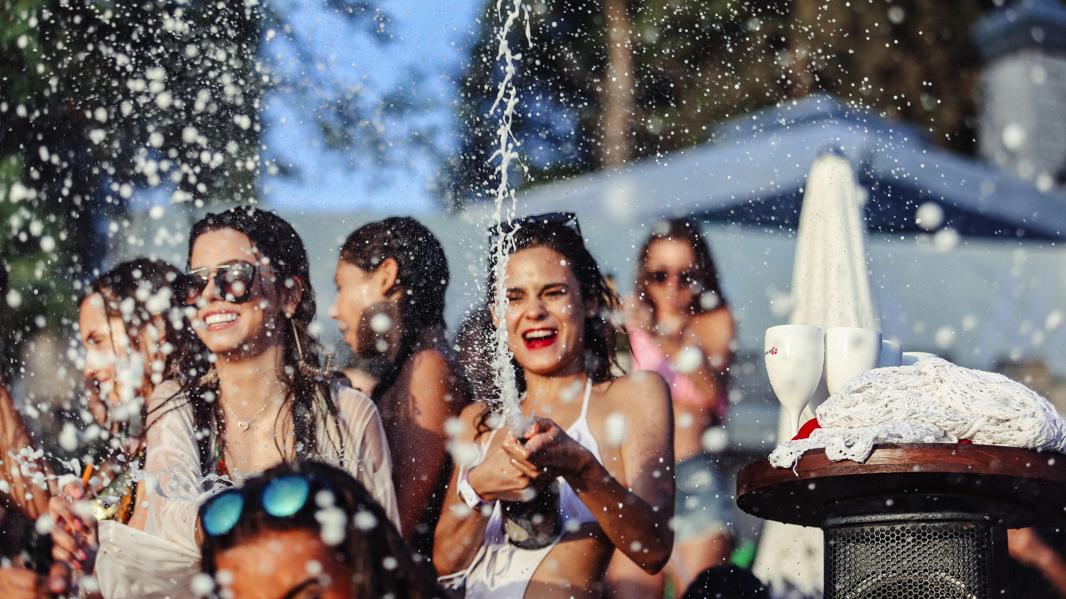 28.07.2017, Hvar, CRO, Britische Touristen auf der Insel Hvar, im Bild In der Hula Hula Strandbar genießen die Jugendlichen aus aller Welt die After-Beach-Party mit exzellenter Musik von Ressless DJ und Boris Time auf der Violine // In the Hula Hula beach bar, young people from all over the world enjoy the after beach party, with excellent music by Ressless DJ and Boris Time on the violin. At today's party there were many attractive girls from all over the world who visited the most attractive island in the Adriatic. In the archipelago of Hvar there are a lot of yachts from which they come to a party in Hula Hula Hvar, Croatia on 2017/07/28. EXPA Pictures © 2017, PhotoCredit: EXPA/ Pixsell/ Igor Soban *****ATTENTION - for AUT, SLO, SUI, SWE, ITA, FRA only*****