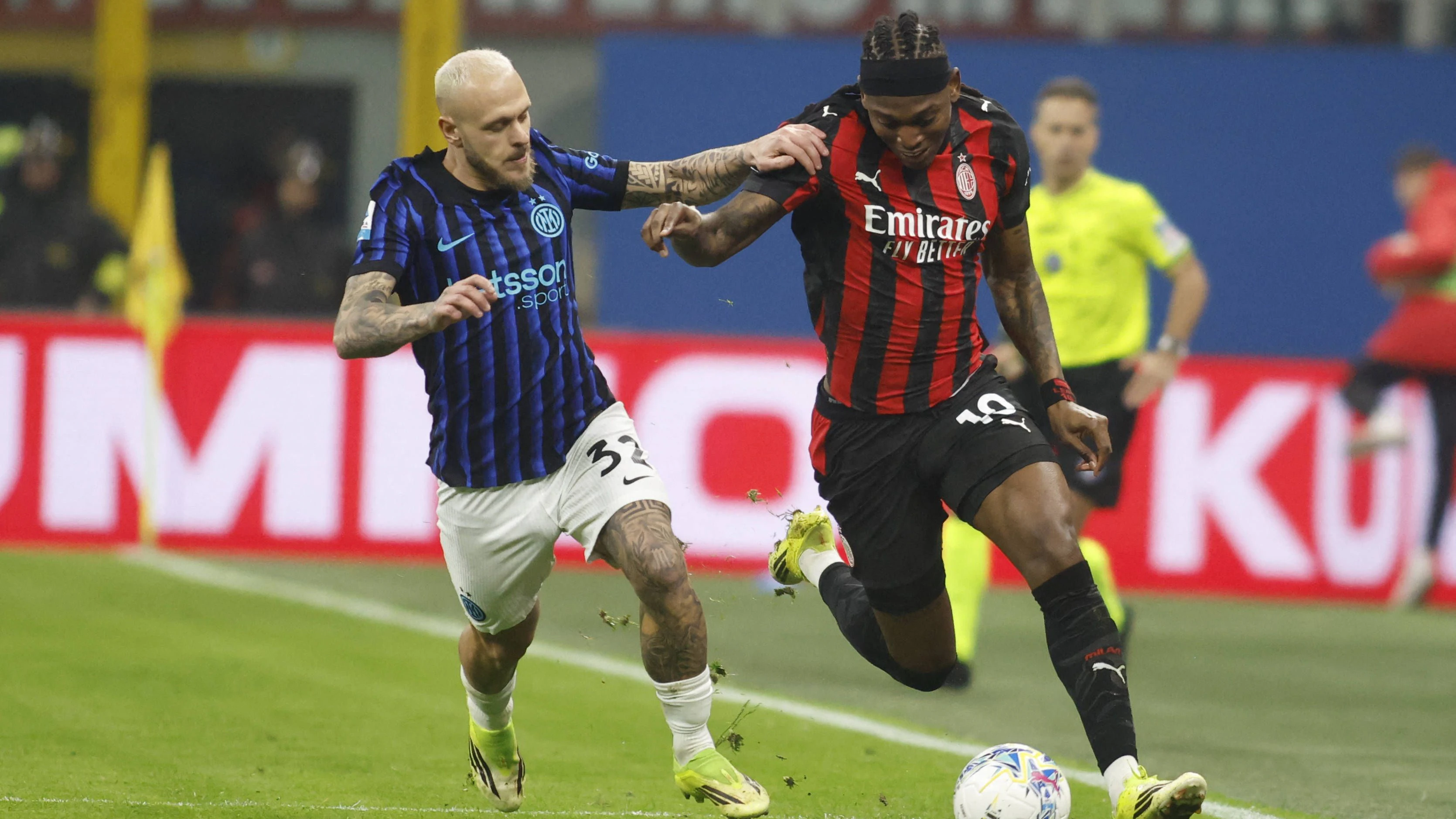 CALCIO - Serie A - AC Milan vs Inter - FC Internazionale Federico Di Marco of FC Inter and Rafel Leao of AC Milan fighting for the ball during the Italian Serie A, season 2025-2026, football match between AC Milan and FC Inter Milano on 08 March 2026 at Giuseppe Meazza Stadium, San Siro, Milan, Italy. Photo, Nderim Kaceli Milan Italy PUBLICATIONxNOTxINxFRAxUK Copyright: xIPAxSport/ABACAx