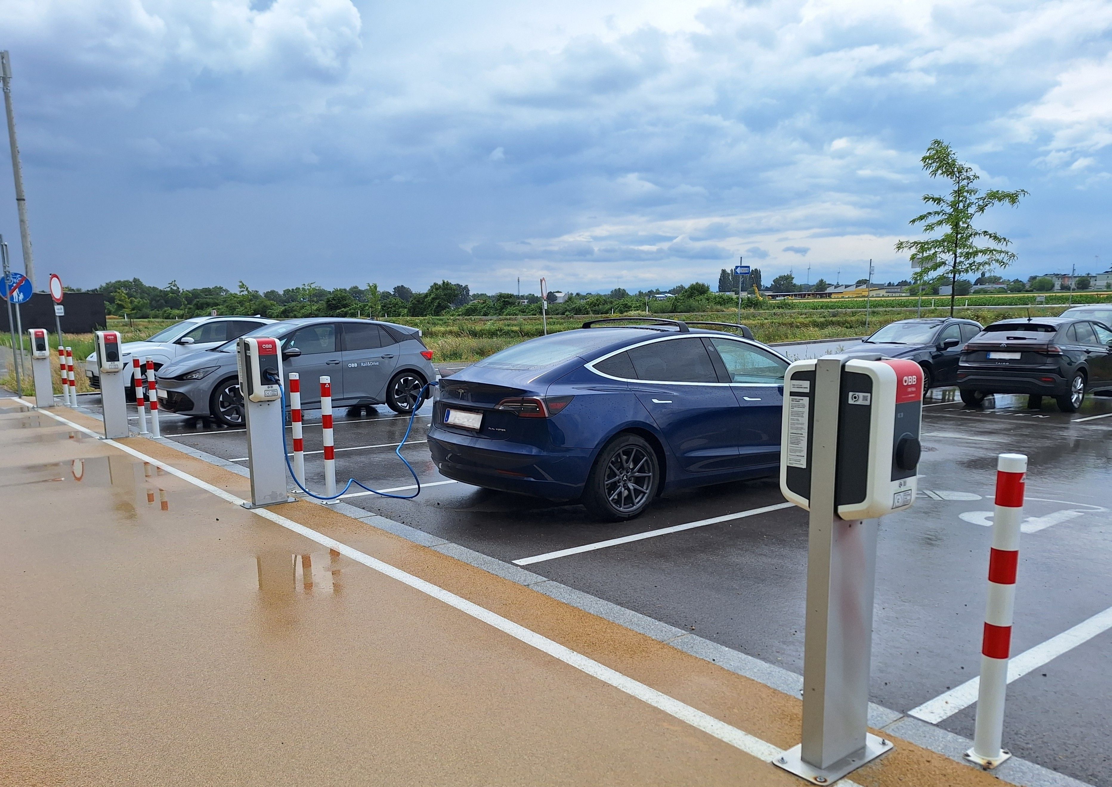 Auf den Park&Ride-Anlagen der ÖBB tankt man bald deutlich billiger Strom.