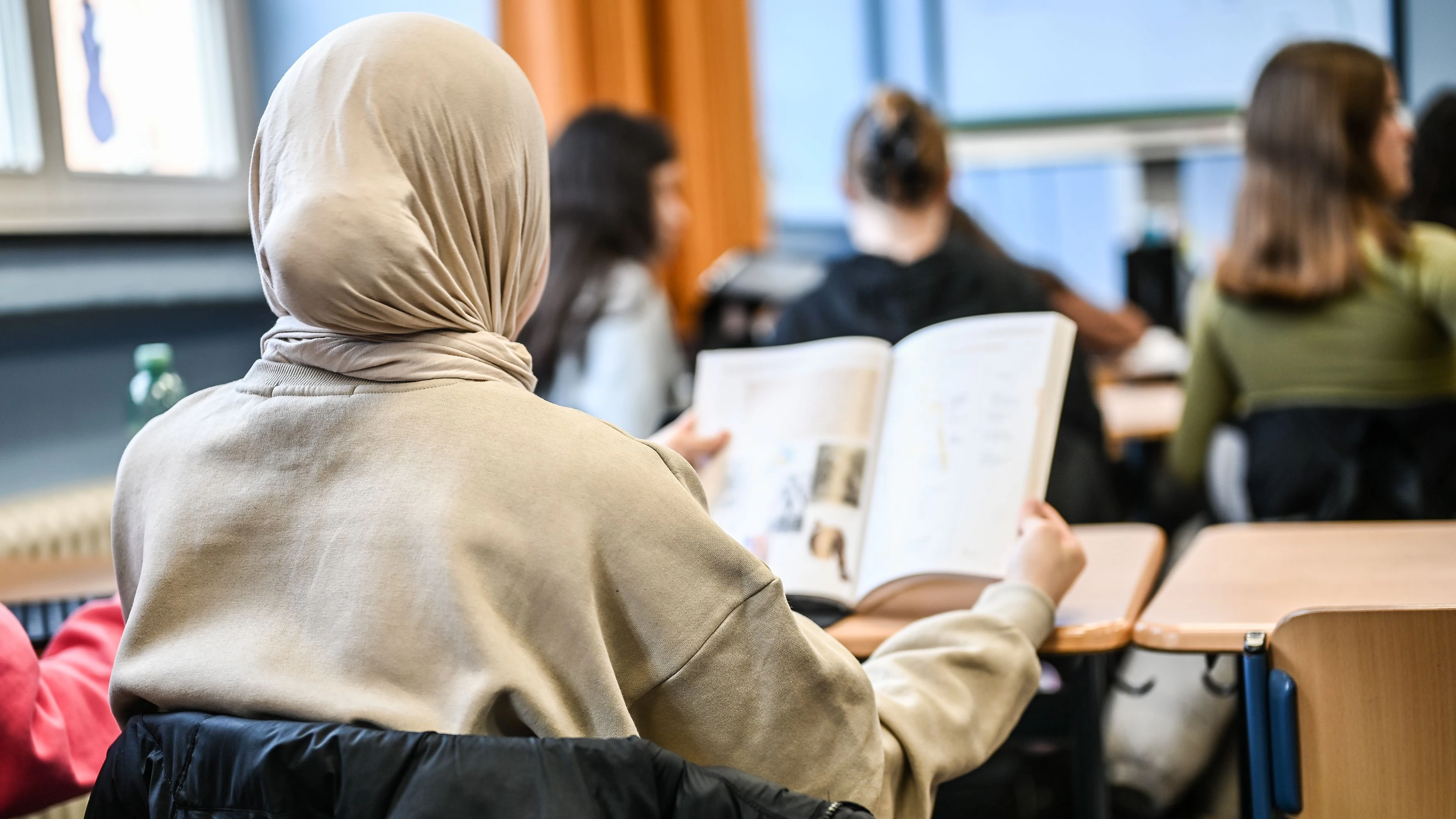 Eine Schülerin mit einem Kopftuch sitzt im Unterricht in einem Klassenzimmer der Karl-Lehr-Realschule, am Dienstag den 12. Dezember 202 in Duisburg. Reportage über die Schulform Realschule. Foto: Lars Fröhlich / FUNKE Foto Services