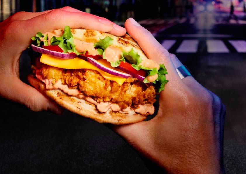 Ab sofort bei KFC: Das neue „Crispy Naan“ verbindet weiches Fladenbrot mit knusprigem Chicken.