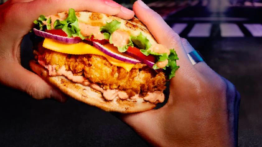 Ab sofort bei KFC: Das neue „Crispy Naan“ verbindet weiches Fladenbrot mit knusprigem Chicken.