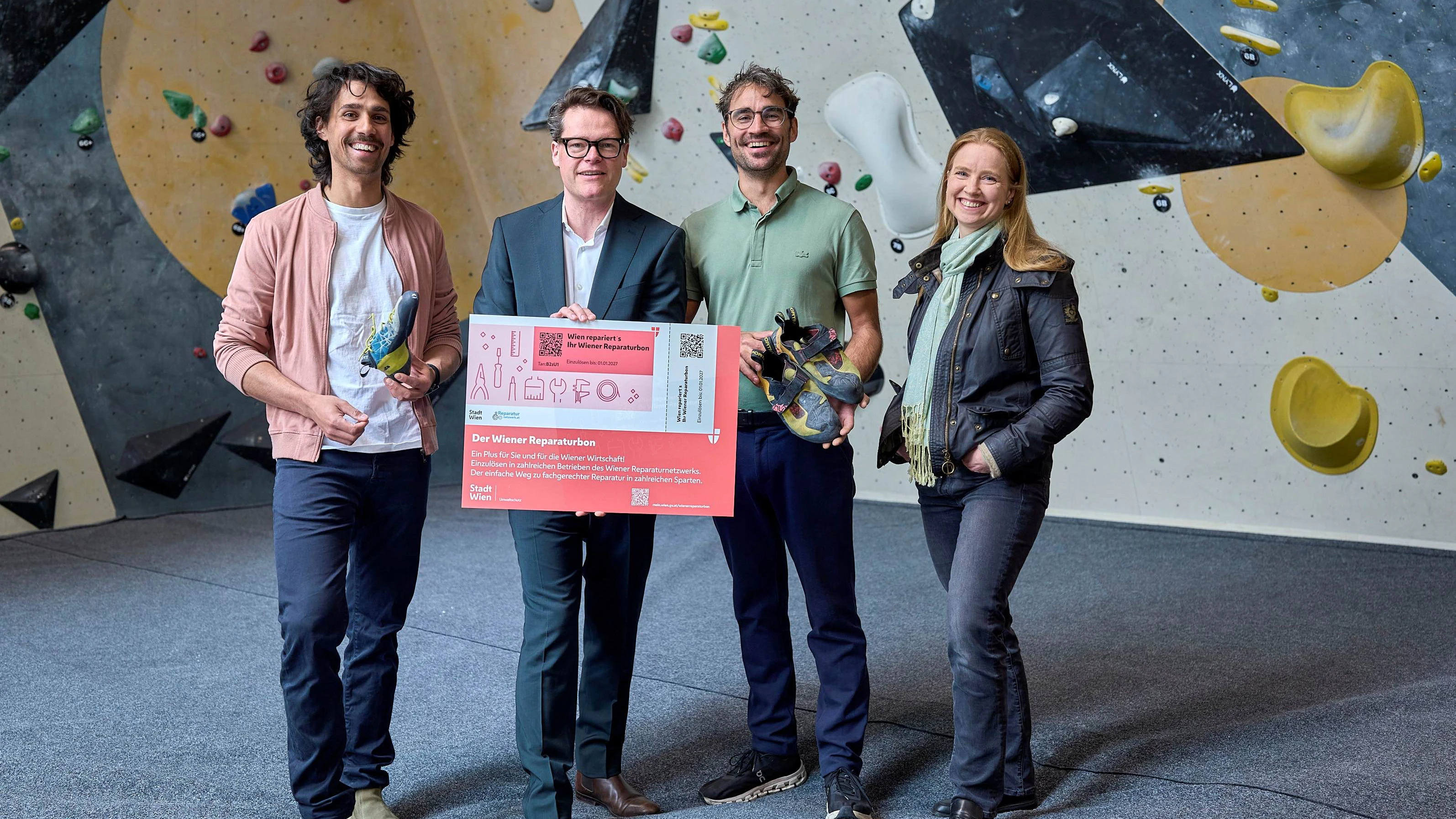 Stadtrat Jürgen Czernohorszky, NEOS-Gemeinderätin Angelika Pippal-Leixner und Solemates-Gründer Michael Gräf und Jakob Thannesberger