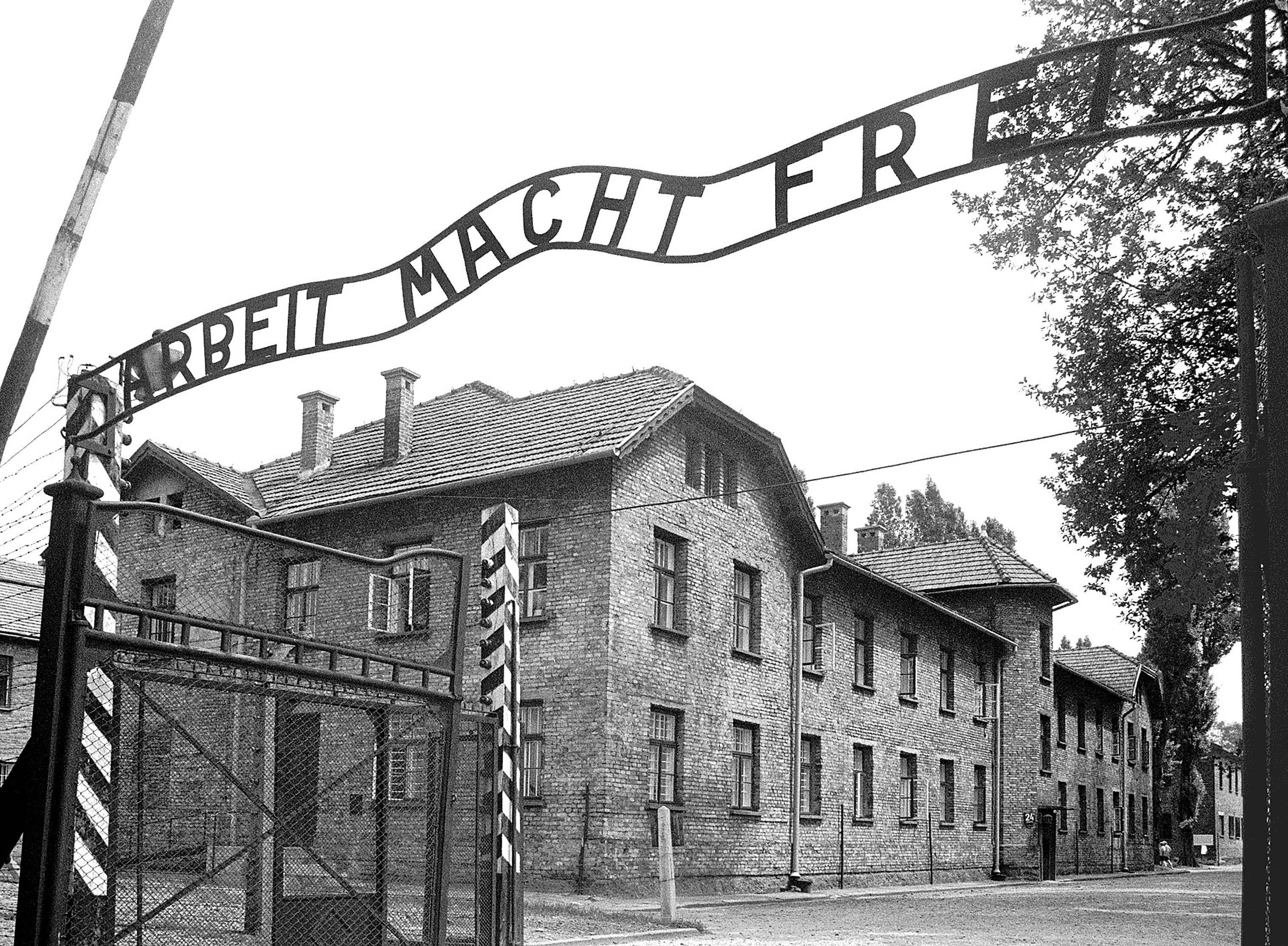 Heute.at - Mann baute KZ-Tor vor bayrischem Finanzamt nach