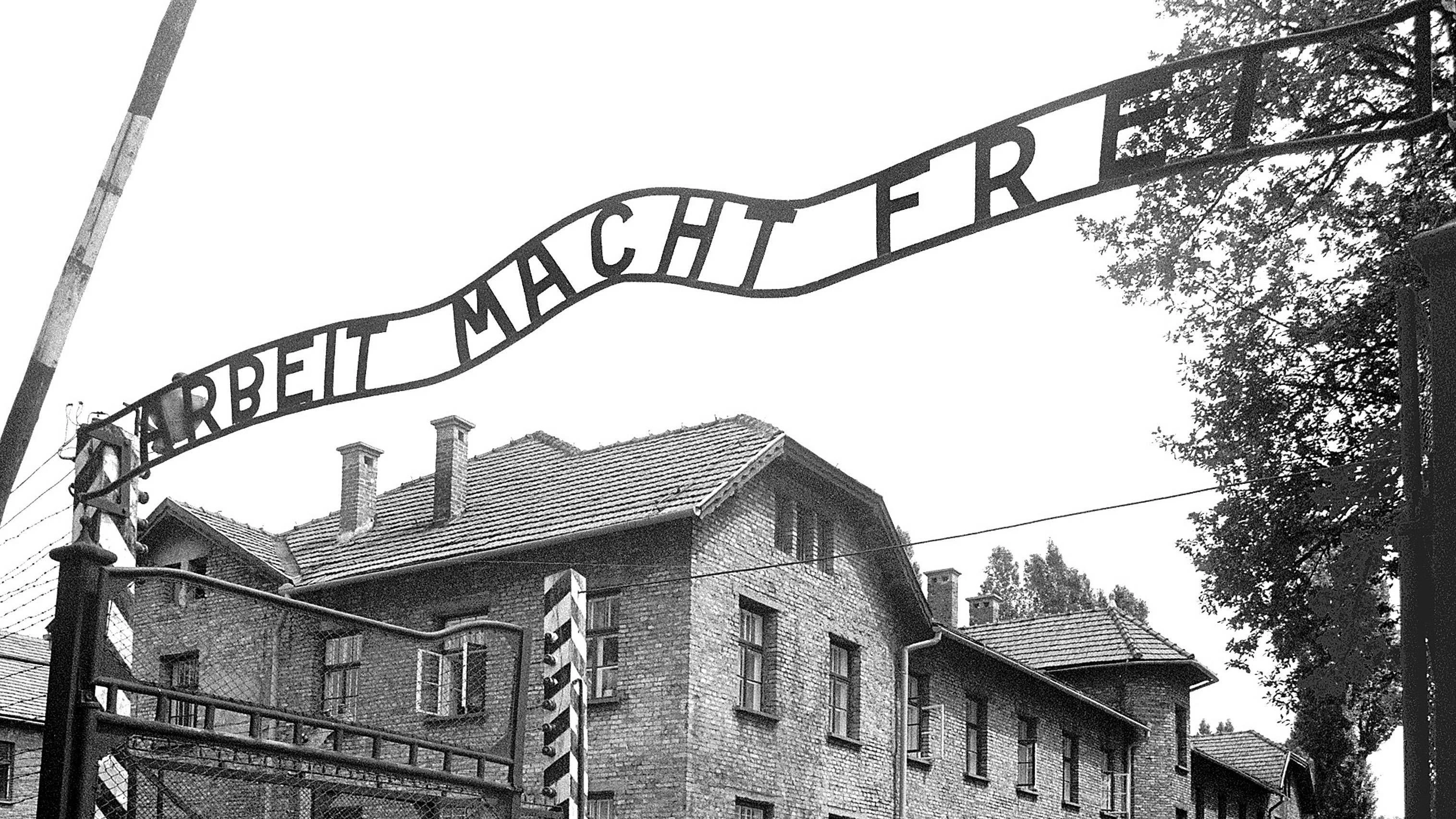Eingang zum Konzentrationslager Auschwitz-Birkenau (Auschwitz II) in Polen mit der Aufschrift "Arbeit macht frei". Das Lager wurde 1940 von der SS errichtet und am 27. Januar 1945 von sowjetischen Truppen befreit.