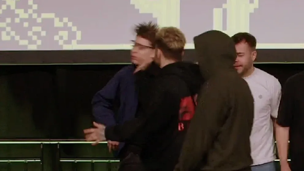 MAUschine schlägt Spidergum.