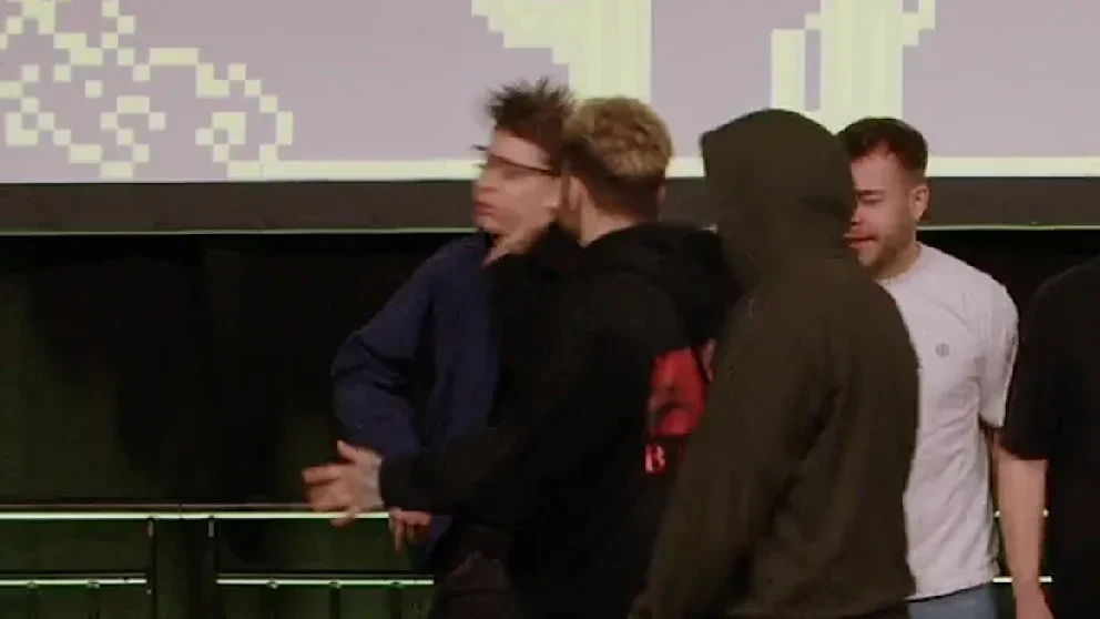 MAUschine schlägt Spidergum.