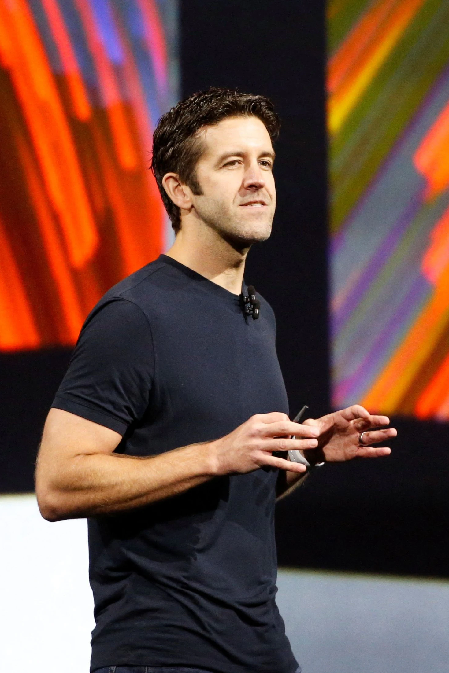 John Ternus legte mit dem aktuellen iPhone einen Erfolgslauf hin, nun zieht er sich den ganz großen Schuh an