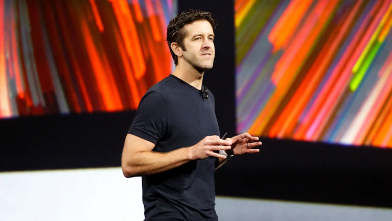 Tim Cook steigerte den Aktienkurs von Apple um 2.000 Prozent, das Unternehmen ist 4 Billiarden US-Dollar wert. Nun übergibt er den Job an John Ternus. Der bisherige Leiter der Hardware-Entwicklung soll den iPhone-Hersteller ins KI-Zeitalter führen.