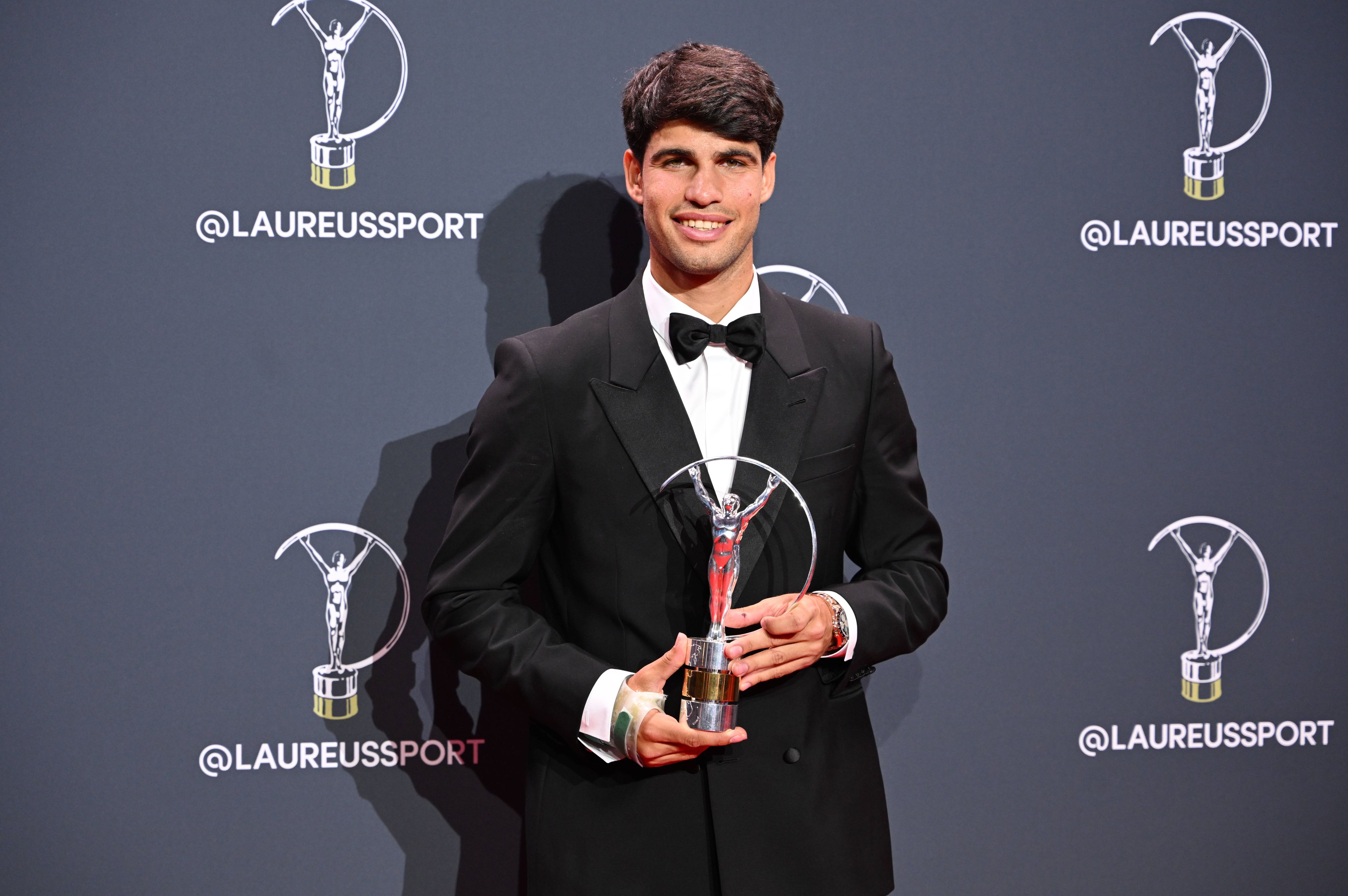 Carlos Alcaraz empfing seine Auszeichnung mit einer Schiene.