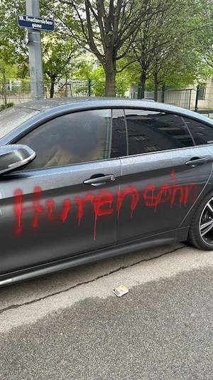 Racheaktion in Wien-Favoriten: Beschmiertes Auto mit Wut-Botschaft sorgt für Polizeieinsatz. Ermittlungen wegen schwerer Sachbeschädigung laufen.