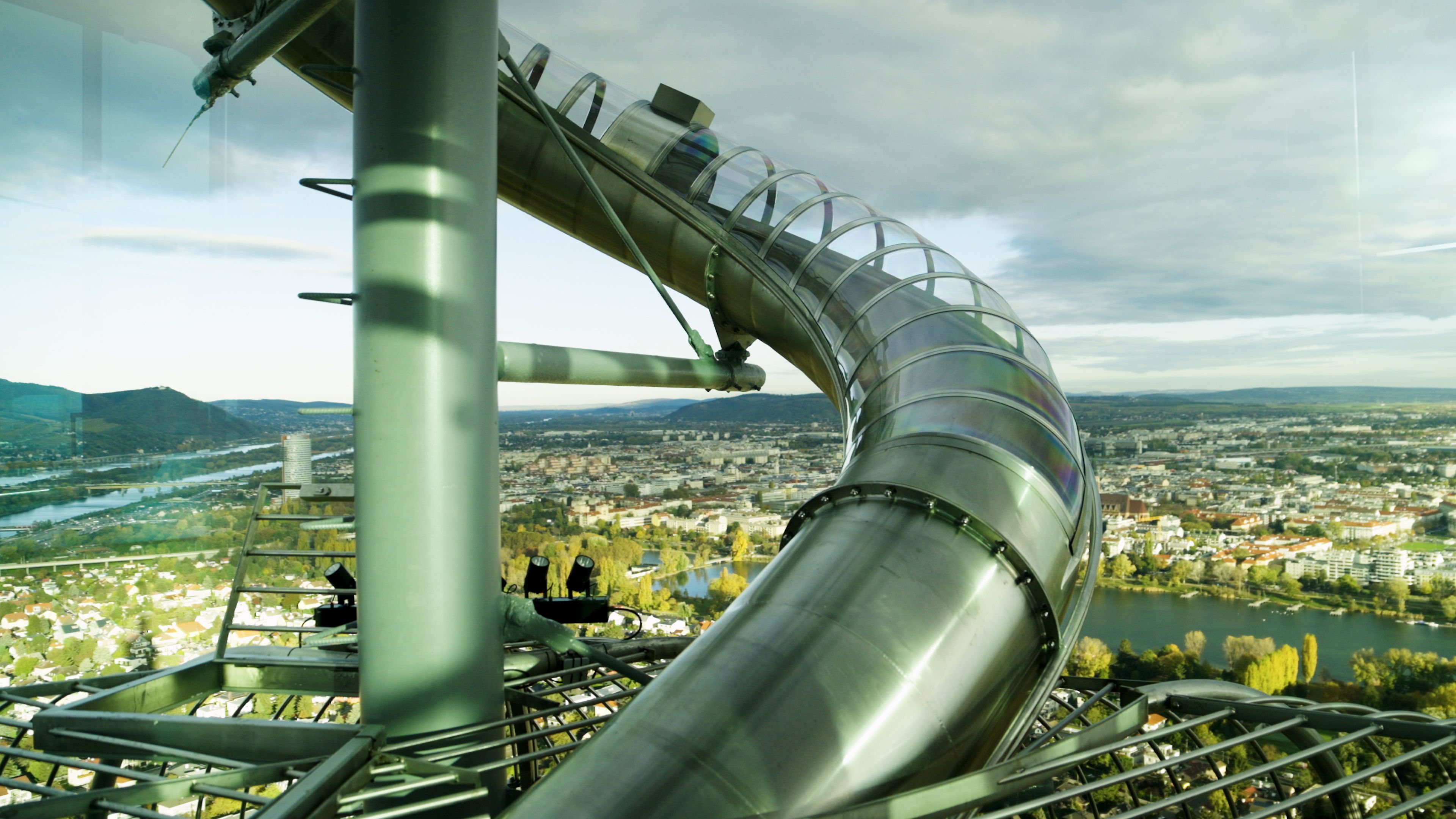 Der Donauturm Wien erweitert sein Angebot um einen speziellen Höhenangst-Workshop.