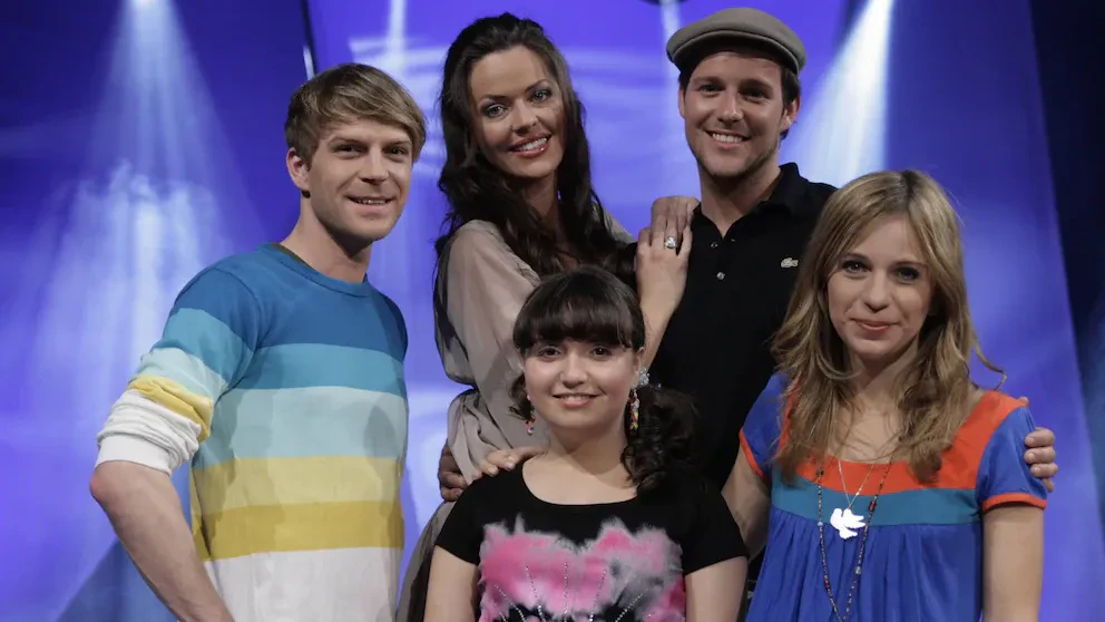 Die Castingshow "Beste Stimme" (KiKa) lief 2008: (v.l.) Lukas Koch, Sängerin Kate Hall und Sänger Ben mit zwei Kandidatinnen