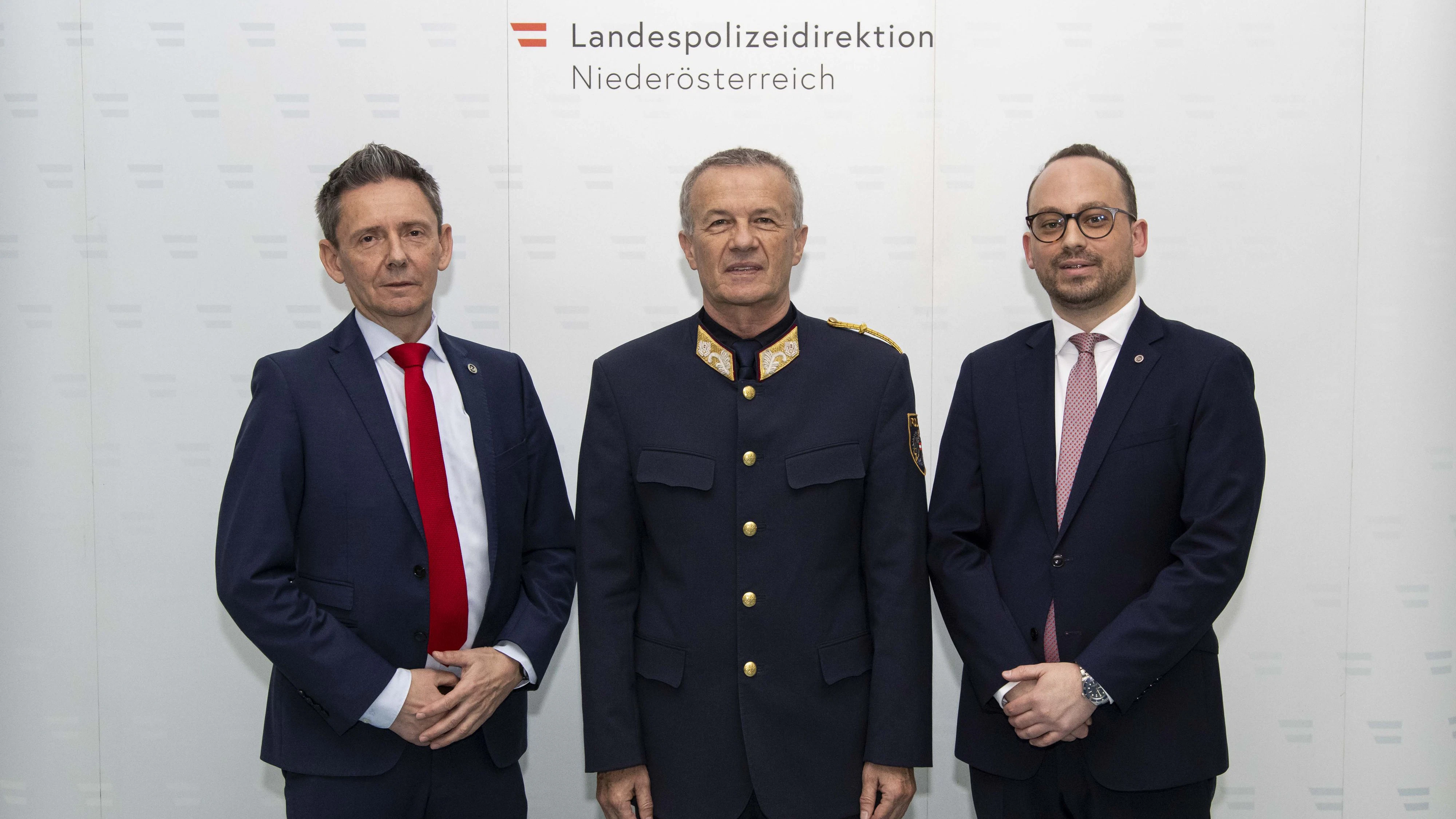 Top-Ermittler: Briadier Stefan Pfandler, Landespolizeidirektor Franz Popp, Oberstleutnant Felix Gasterstädt des Bundeskriminalamtes