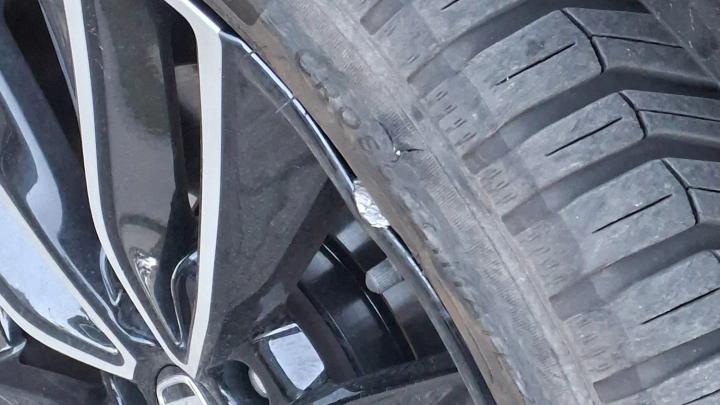 Die Alufelge war nach dem Crash mit den Randstein kaputt.