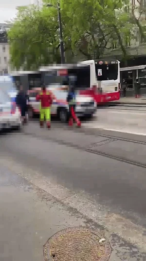 Unfall in Wien-Leopoldstadt: Vier Autos in Auffahrunfall verwickelt, drei Verletzte. Polizei ermittelt zur Unfallursache. Aktuelle Infos.