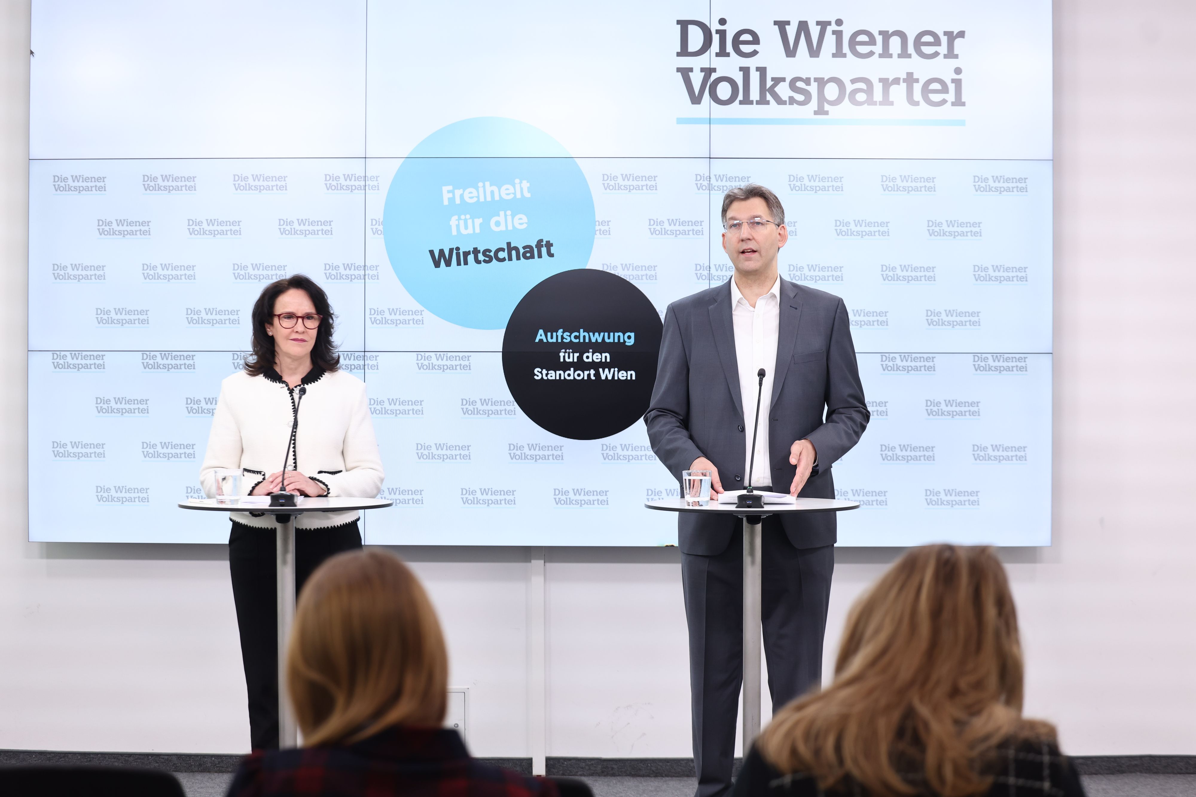 VP-Chef Markus Figl und Stadträtin Kasia Greco sind für Sonntagsöffnung.