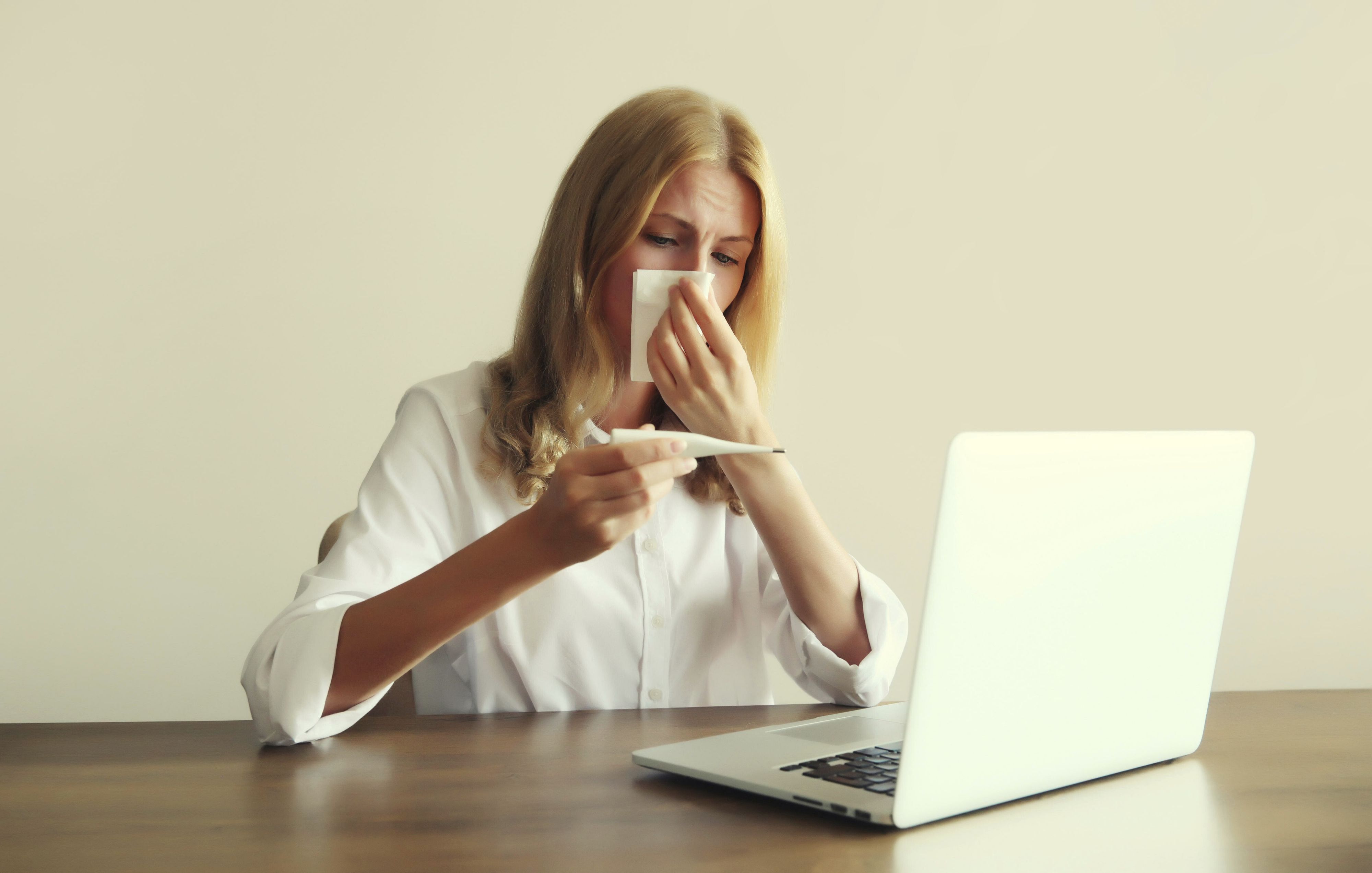 Viele schleppen sich trotz Beschwerden ins Büro.