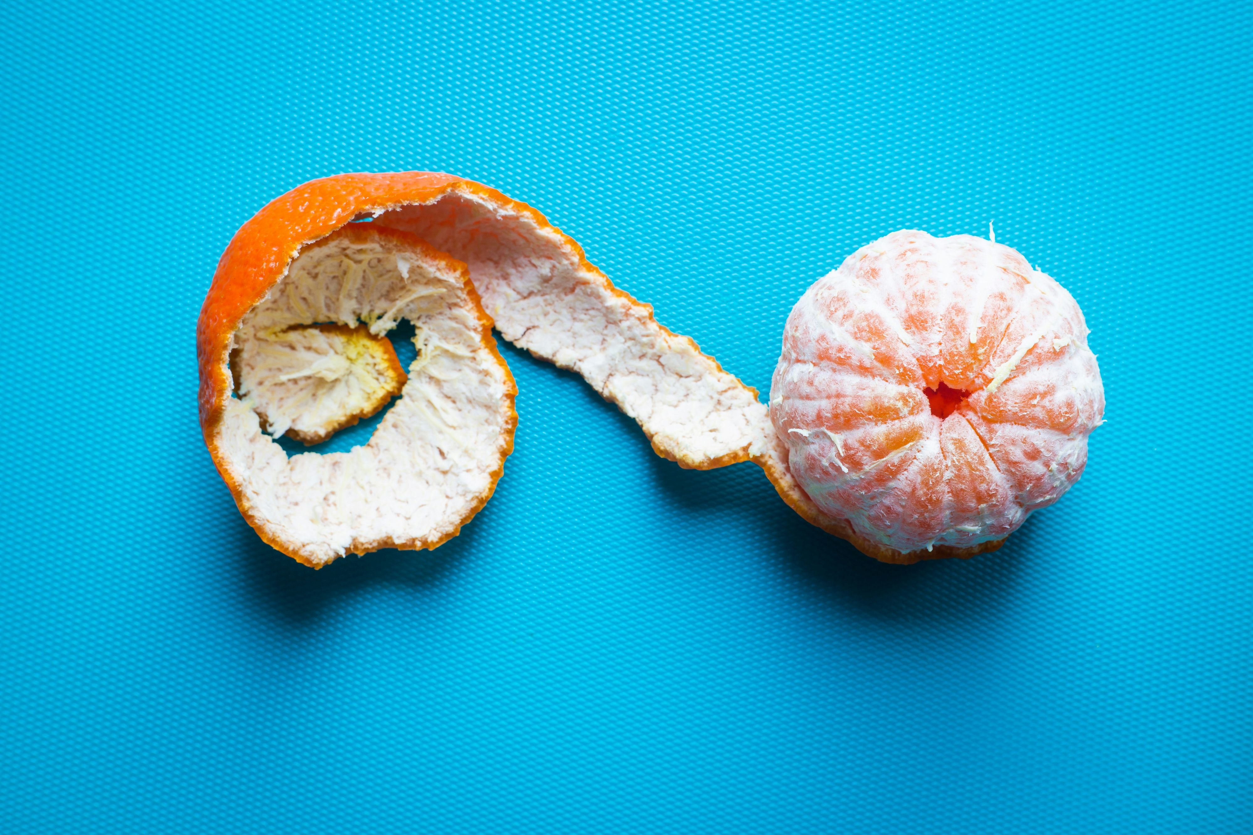 Auch die Schale einer Mandarine ist essbar und steckt voller Aromastoffe: In kleinen Mengen eignet sie sich perfekt für Tee oder Desserts.