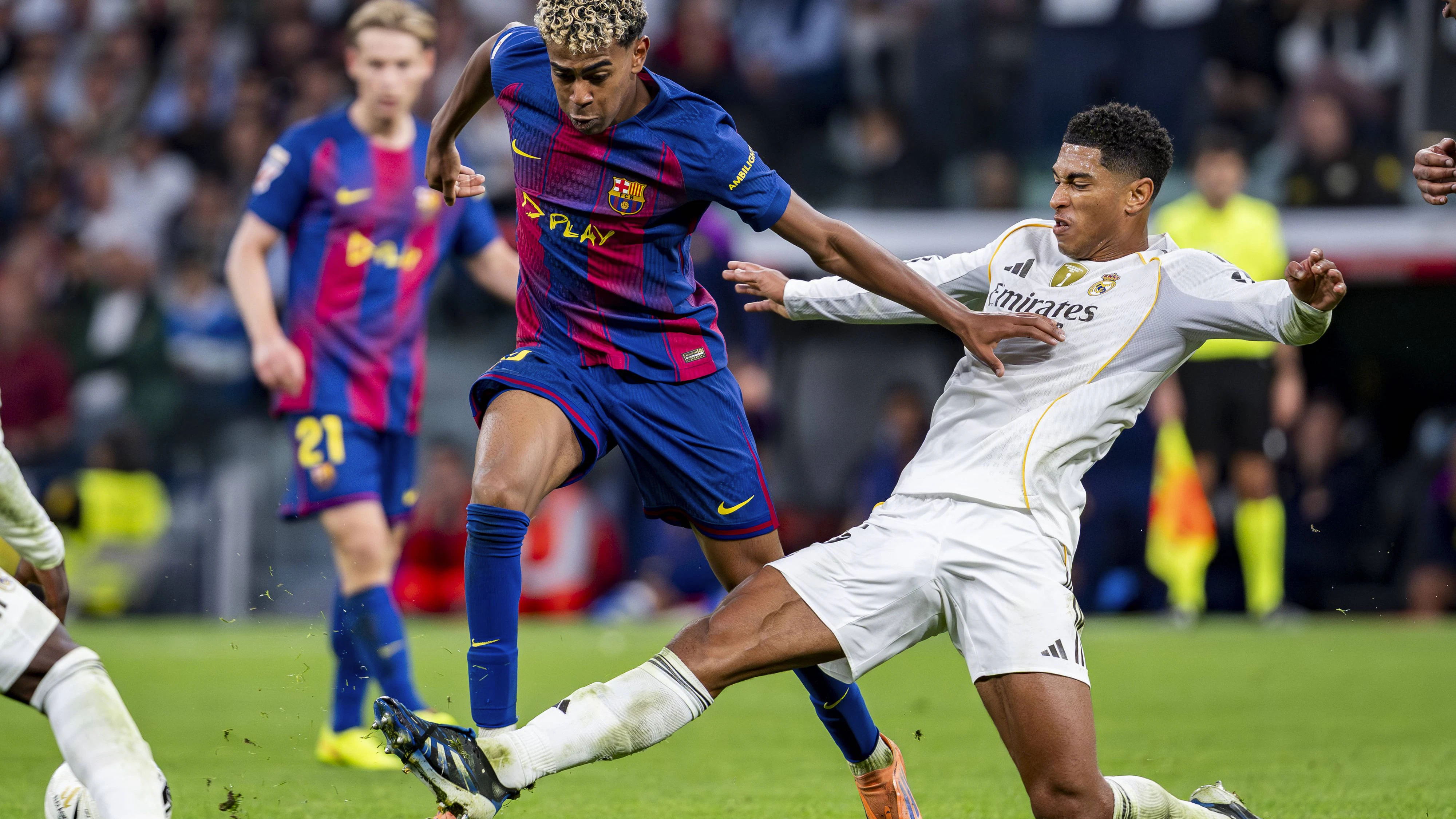 Barcelona-Superstar Yamal am 26. Oktober 2025 beim 1:2 gegen Real Madrid im von Ed Sheeran entworfenen Trikot.