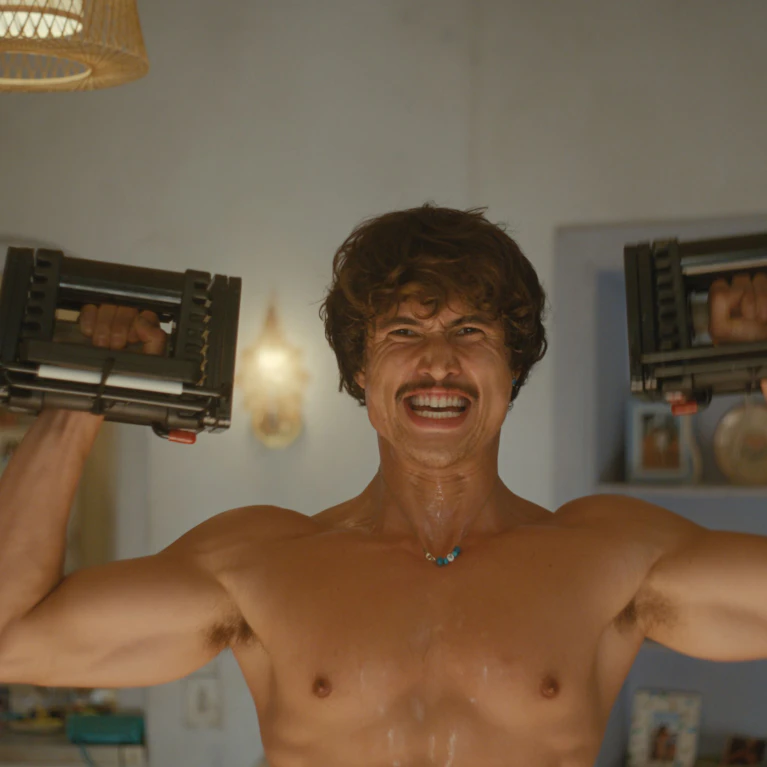 Nicht geplant, trotzdem da: Weil die Ministerserie "Beef" maximal erfolgreich war, bekam sie eine zweite Staffel spendiert. Pärchen Gen Z gegen Pärchen Gen X im Wettstreit um das bessere Leben, großartig umgesetzt. Ab sofort auf Netflix.