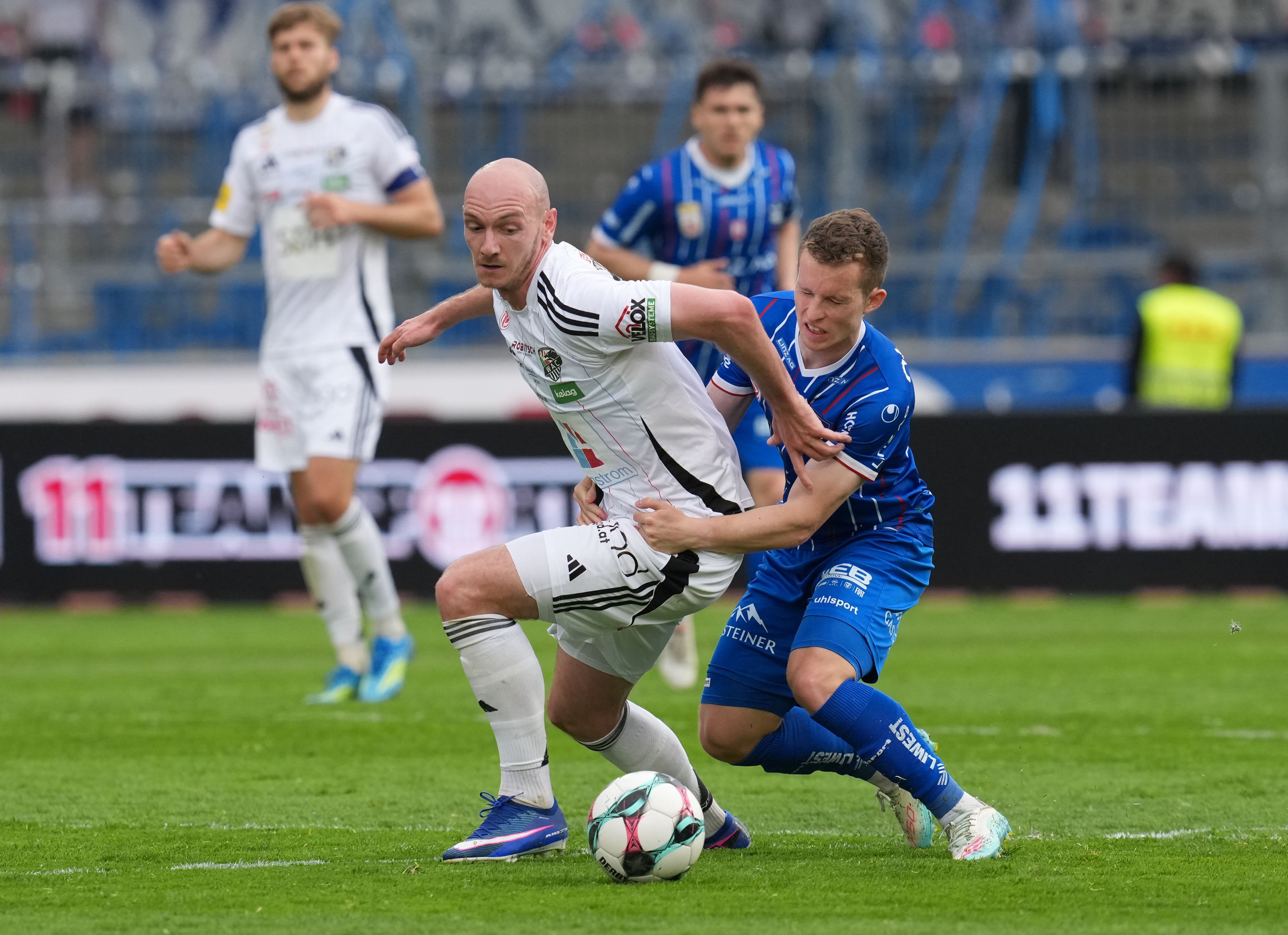 Heute.at - Fans zünden vor Abstiegs-Gipfel Feuerwerk vor WAC-Hotel