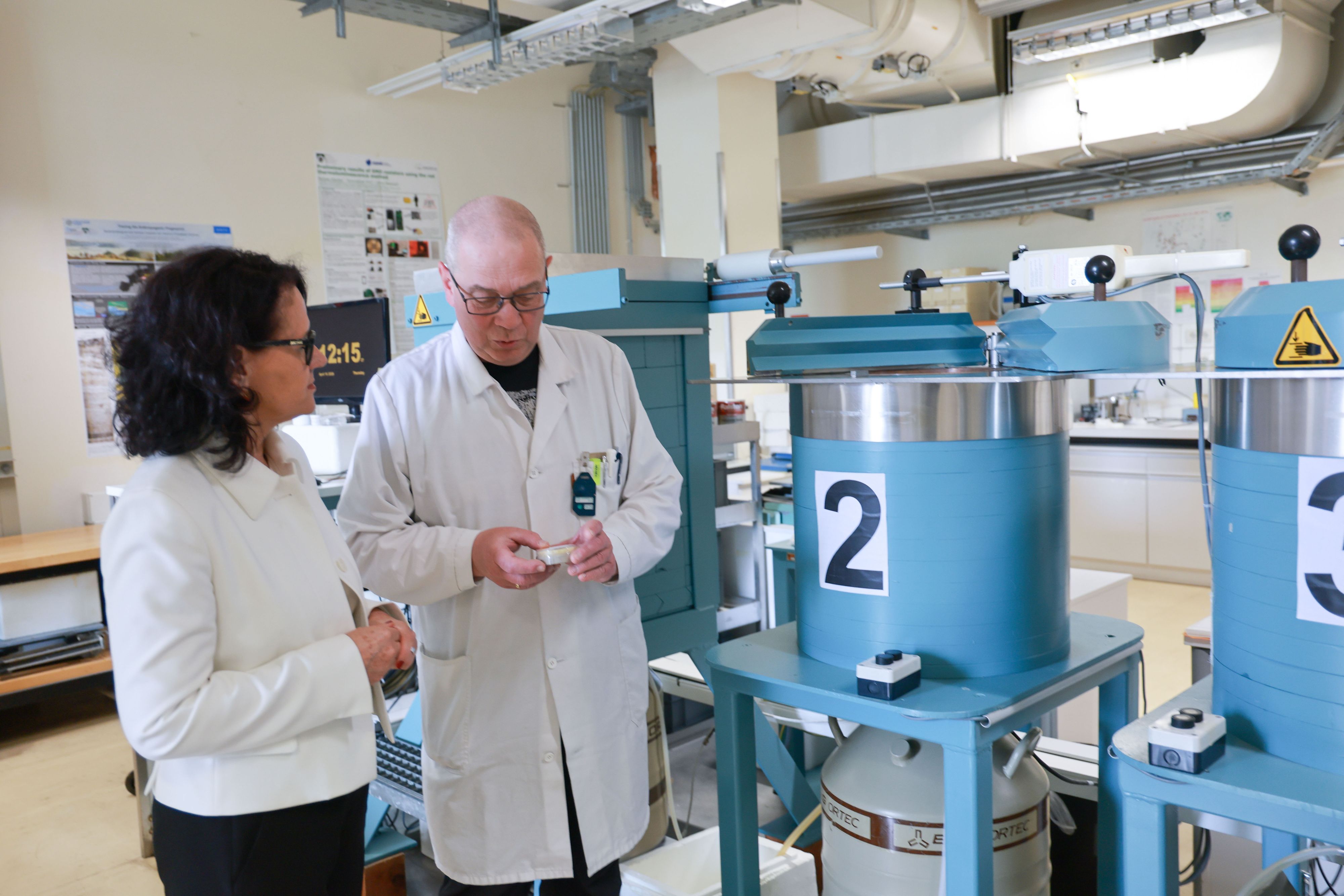 Landesrätin Daniela Gutschi beim Besuch des Radioaktivitätslabors der Universität Salzburg mit Alexander Hubmer.