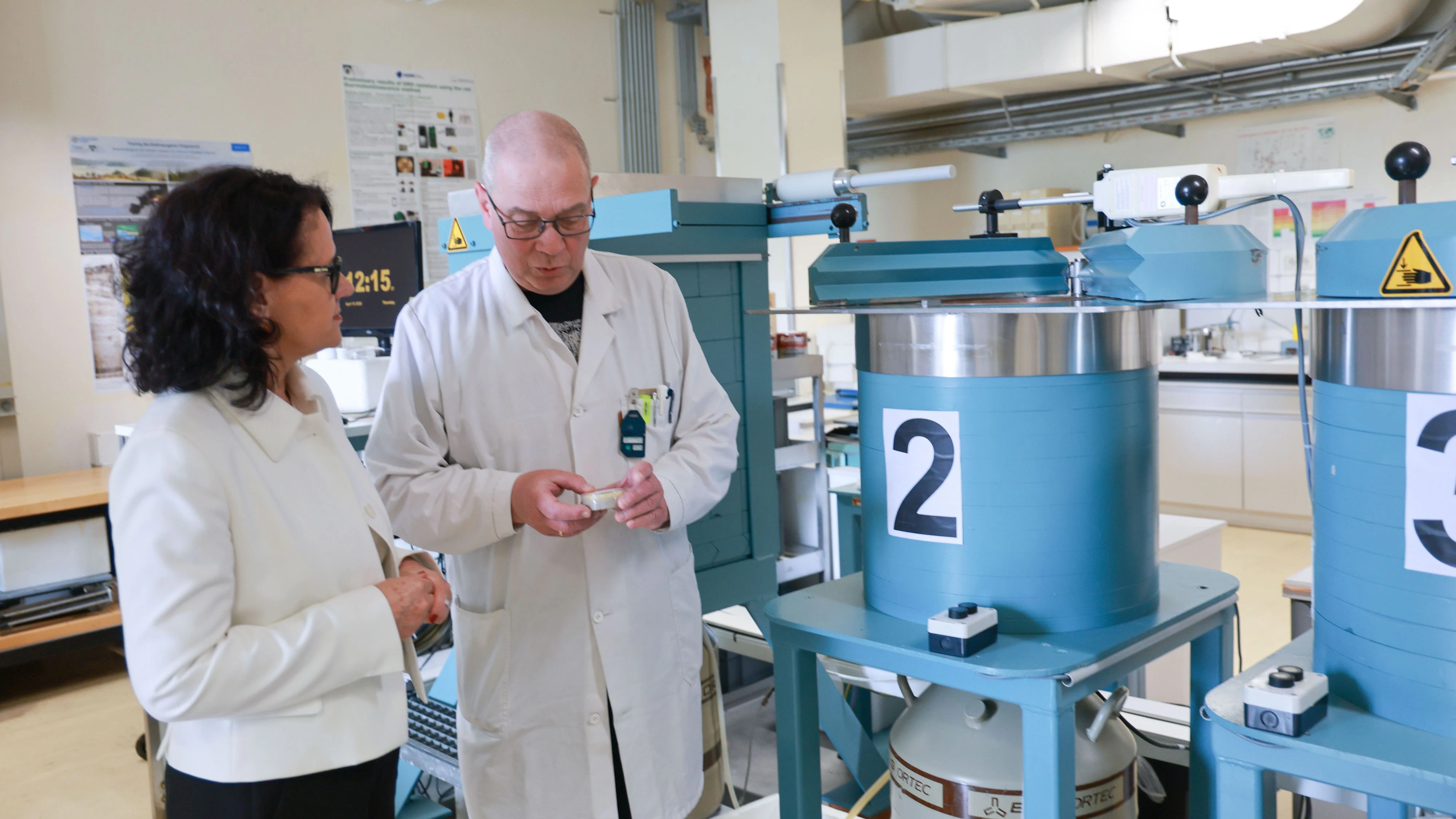 Landesrätin Daniela Gutschi beim Besuch des Radioaktivitätslabors der Universität Salzburg mit Alexander Hubmer.