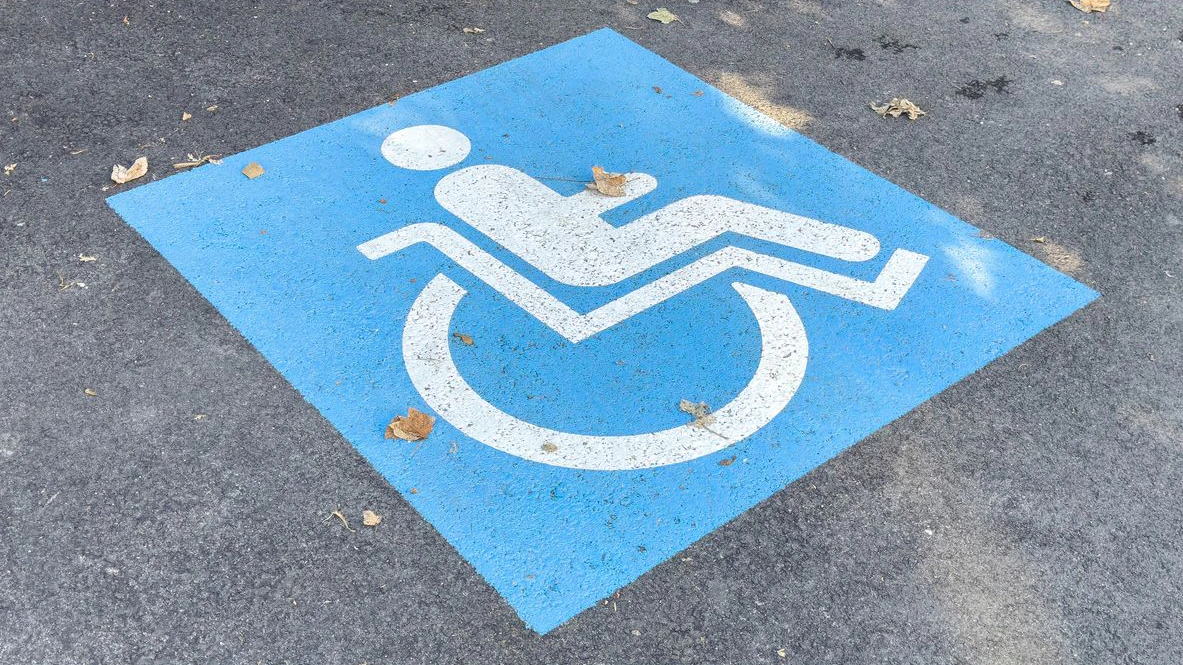 Symbolbild eines Behindertenparkplatzes