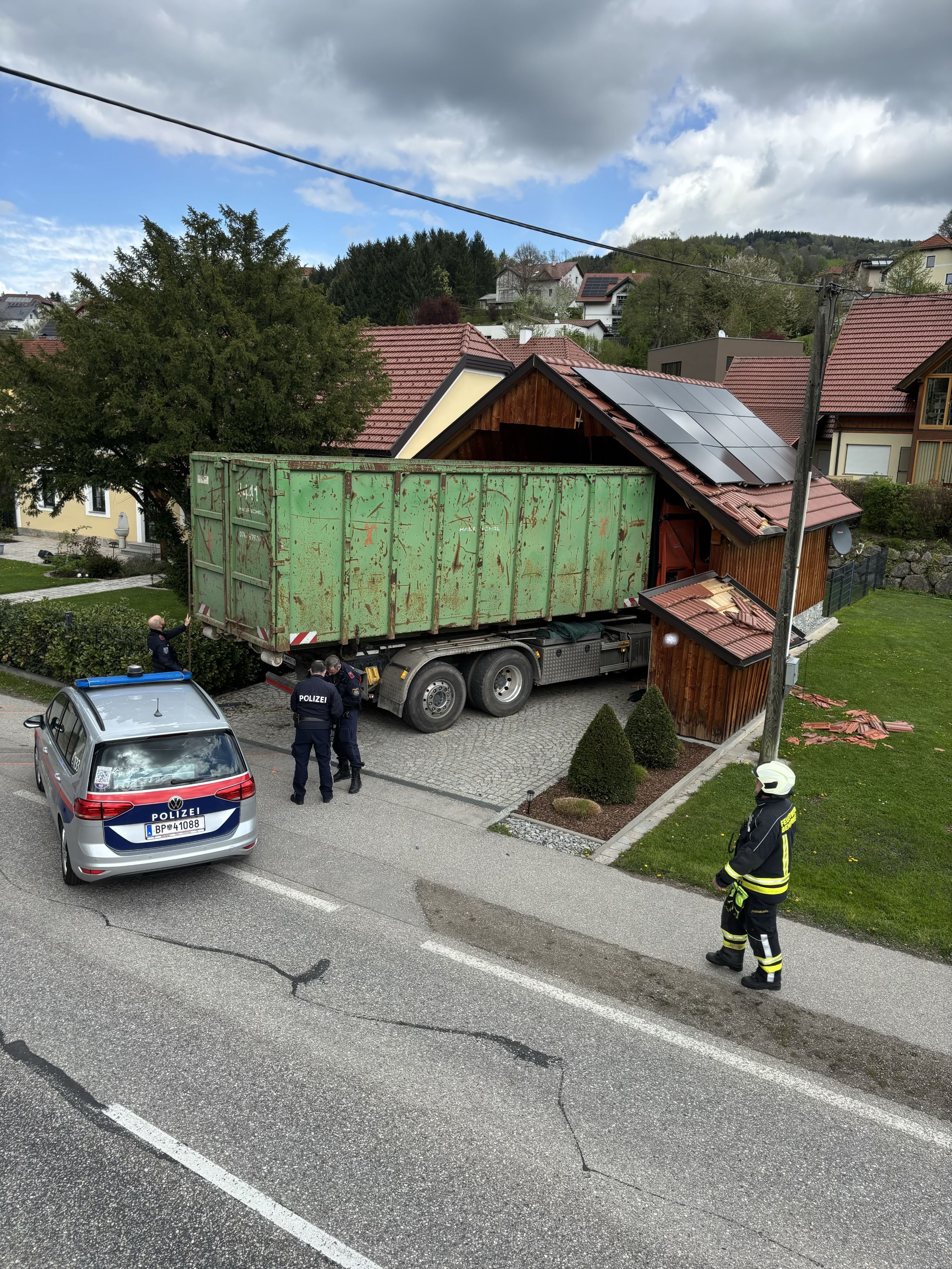 Lkw nach Unfall mit Pkw in Dachstuhl eingeklemmt﻿
