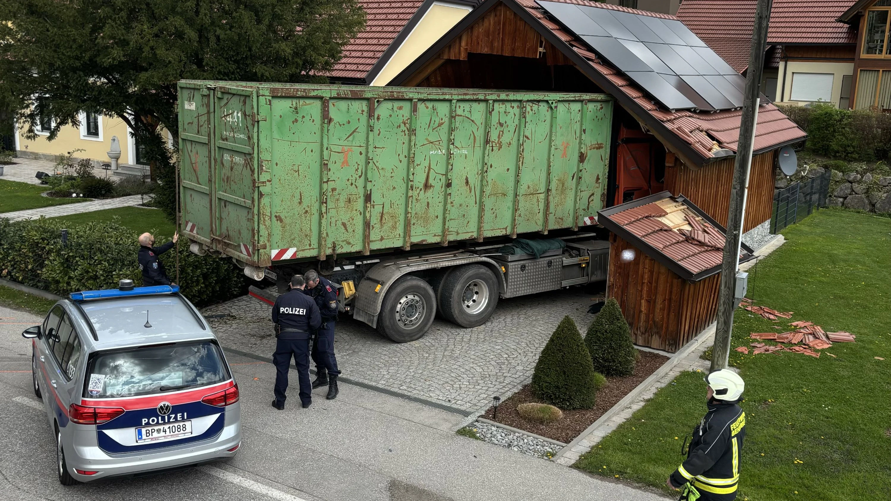 Lkw nach Unfall mit Pkw in Dachstuhl eingeklemmt﻿