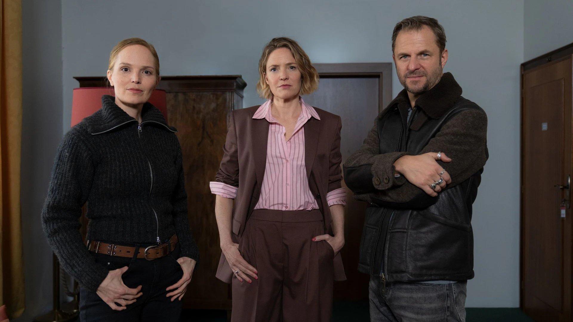 "Der Geier - Blut und Zweifel (AT)" und "Der Geier - Schattengeld (AT)" - Drehstart: v.l.: Franziska Conte (Julia Koch), Lara Schnee (Patricia Aulitzky) und Lukas Geier (Philipp Hochmair)