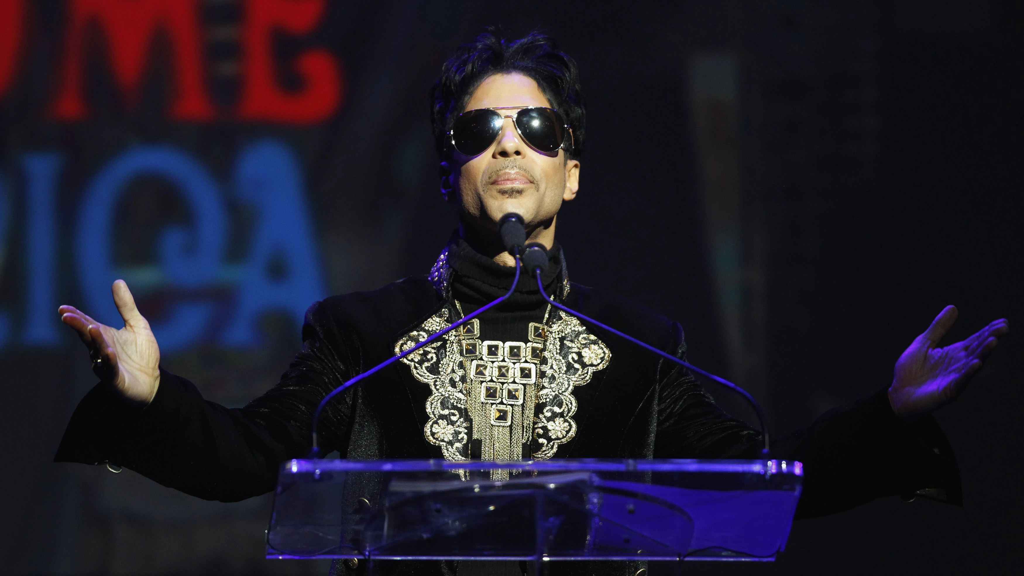 Singer Prince gestures as he announces upcoming live dates at the Apollo Theater in New York October 14, 2010.  REUTERS/Lucas Jackson (UNITED STATES - Tags: ENTERTAINMENT)