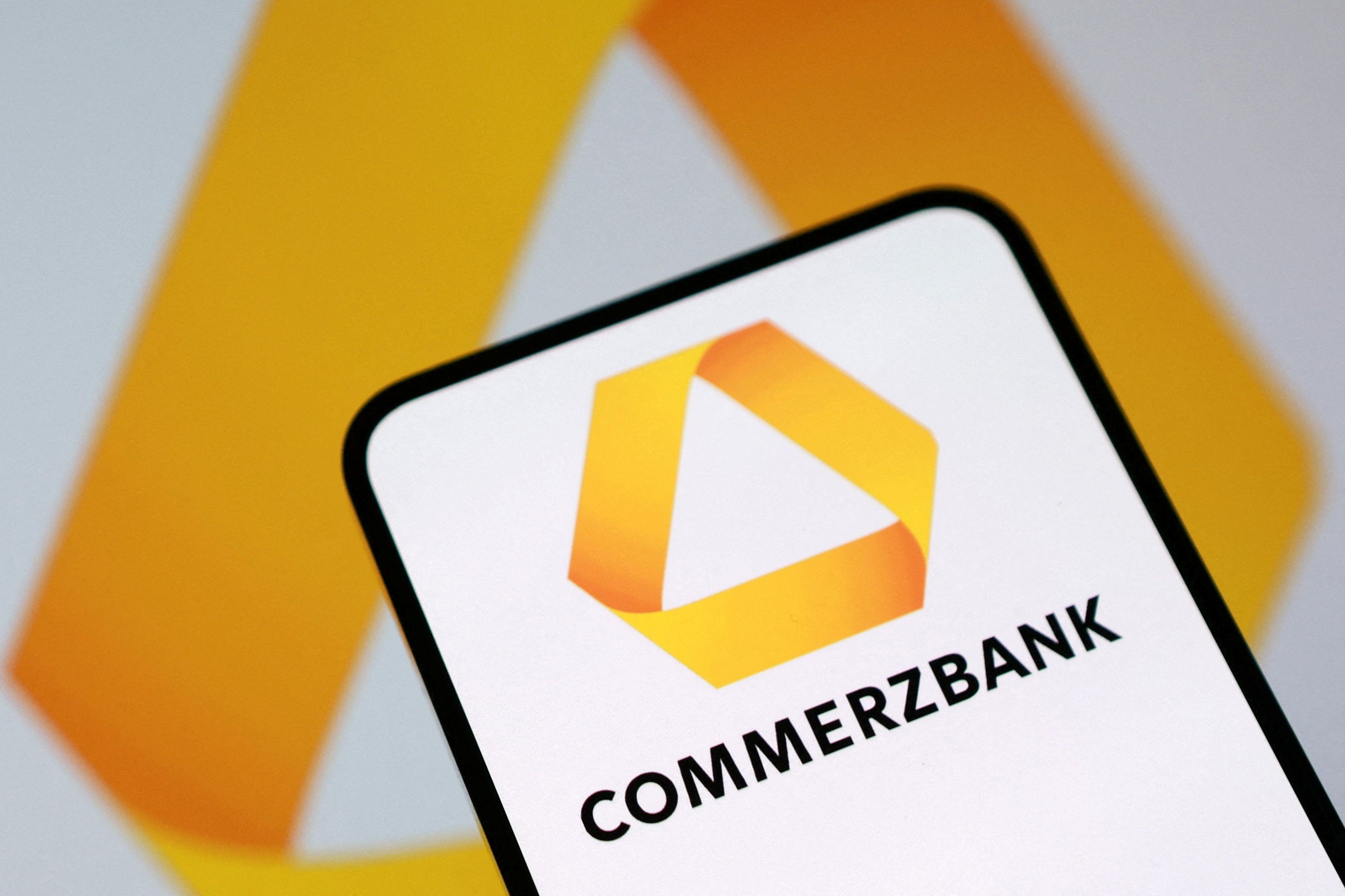 Die Commerzbank wehrt sich mit scharfen Worten gegen die Übernahmepläne von Unicredit.