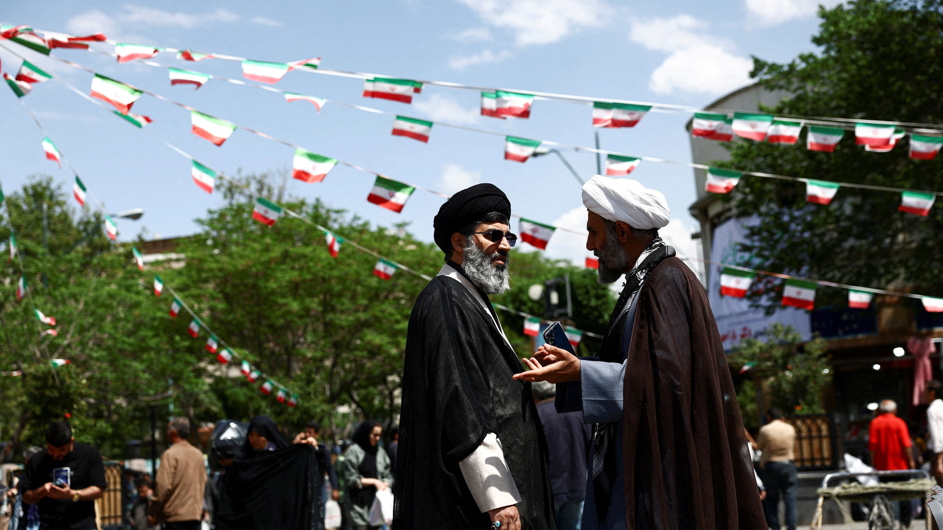Iranian clerics speak in Tehran Bazaar, amid a ceasefire between U.S. and Iran, in Tehran, Iran, April 21, 2026. Majid Asgaripour/WANA (West Asia News Agency) via REUTERS ATTENTION EDITORS - THIS PICTURE WAS PROVIDED BY A THIRD PARTY     TPX IMAGES OF THE DAY     