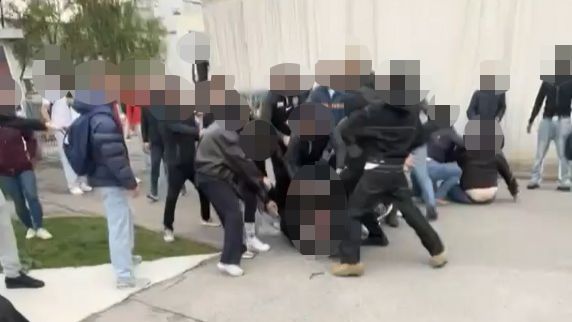 In Wien artete ein Nachwuchsspiel zweier Teams komplett aus, Dutzende Personen lieferten sich eine wüste Schlägerei.