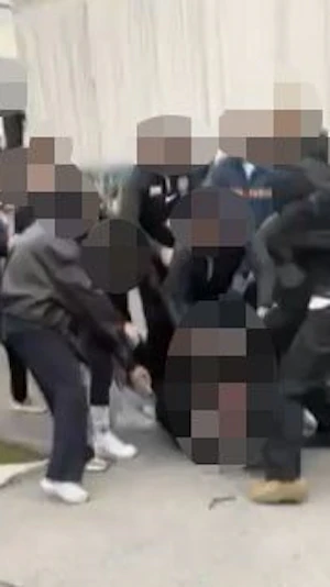 Fußball-Prügelei Wien: Nach U16-Spiel eskaliert Streit zwischen LAC-Inter und Red Star Penzing. Polizei ermittelt, ein Spieler verletzt.