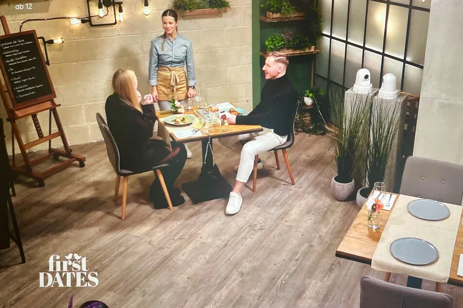 Die Kellnerin muss Franzi auf einen Krümmel hinweisen.