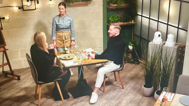 Die Kellnerin muss Franzi auf einen Krümmel hinweisen.