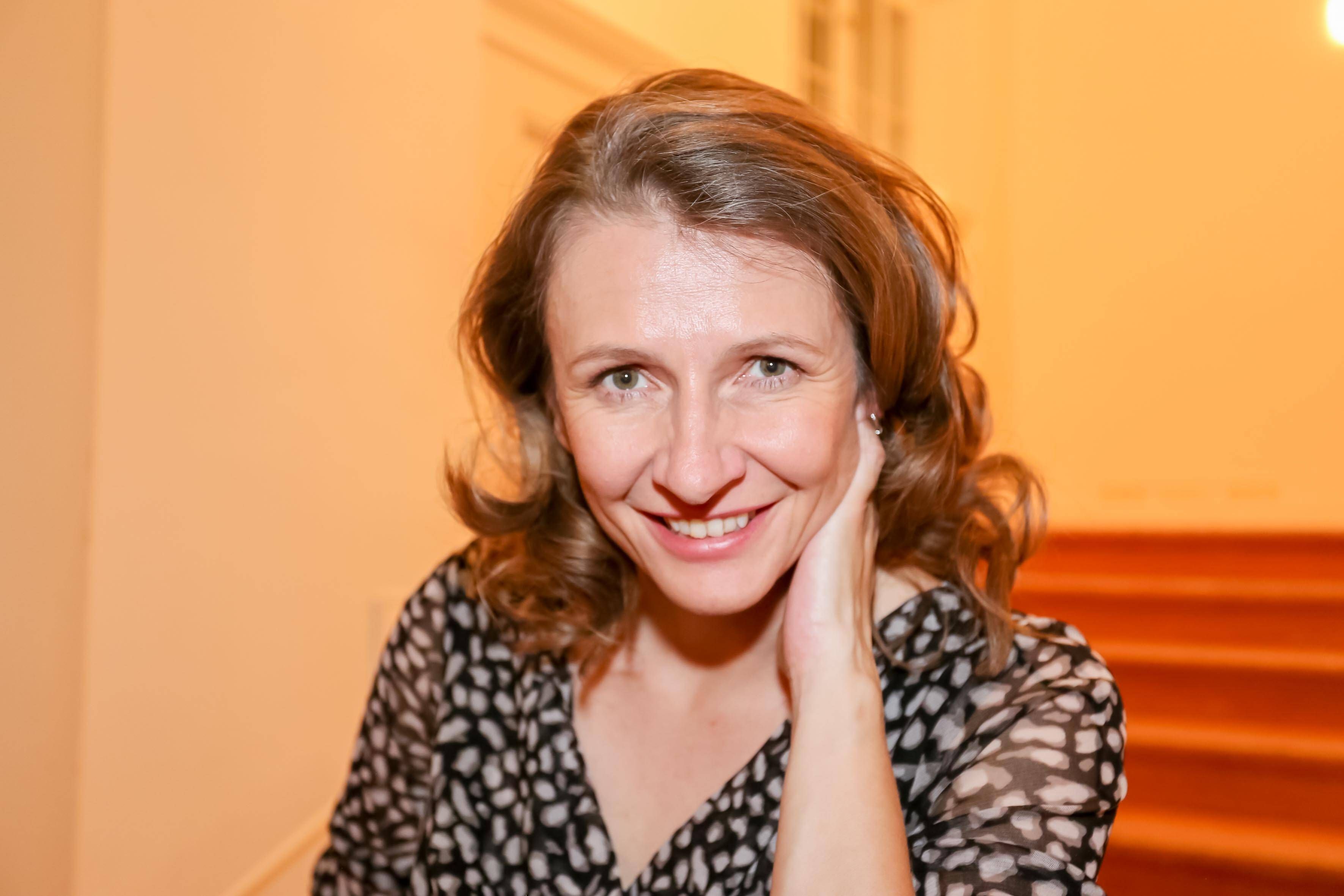 Birgit Denk zeigt sich nach ihrer Auszeichnung gerührt und posiert nach der Ballnacht für ihren Instagram-Kanal mit ihrem Preis.